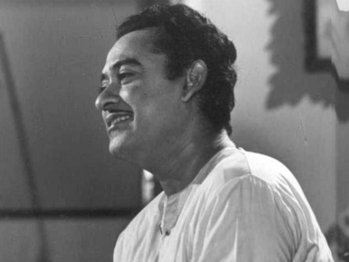 Kishore Kumar, side angle shot, black and white portrait, SD Desktop Wallpaper