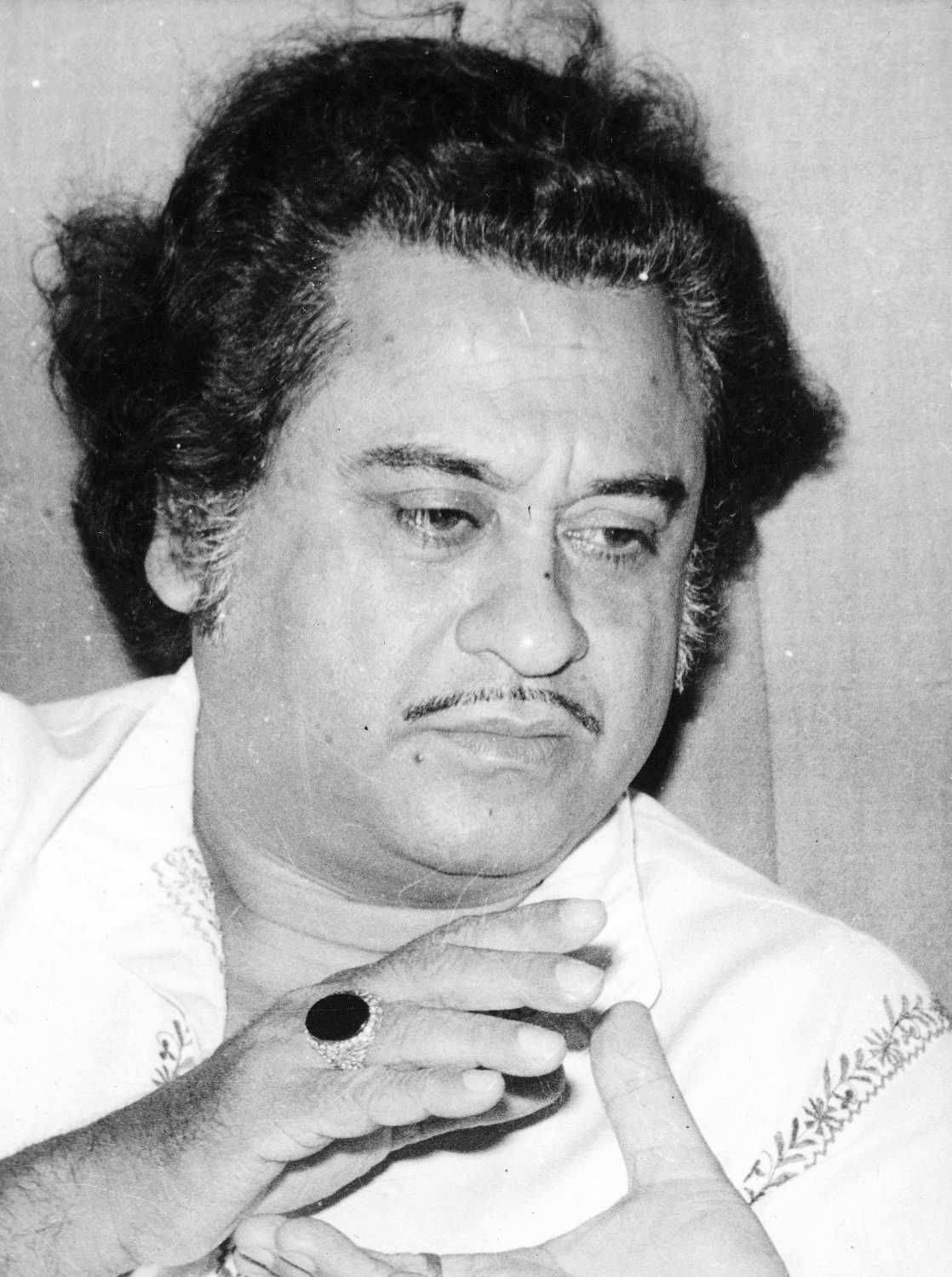 Kishore Kumar, large ring, black and white portrait, HD Phone Wallpaper