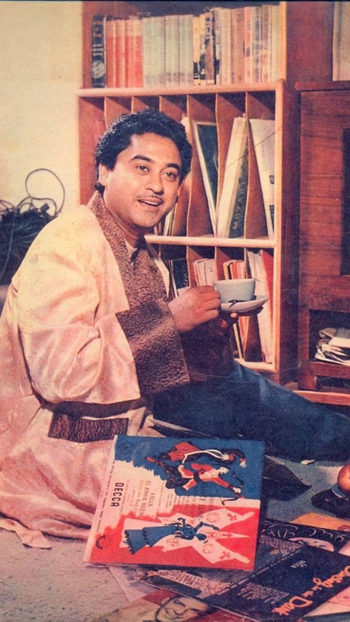 Kishore Kumar, vinyl records, books, SD Phone Wallpaper