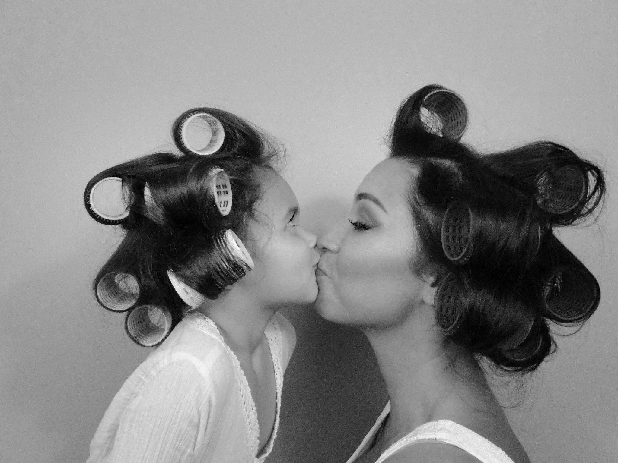 mother and daughter, curlers, kiss, Full HD Desktop Wallpaper