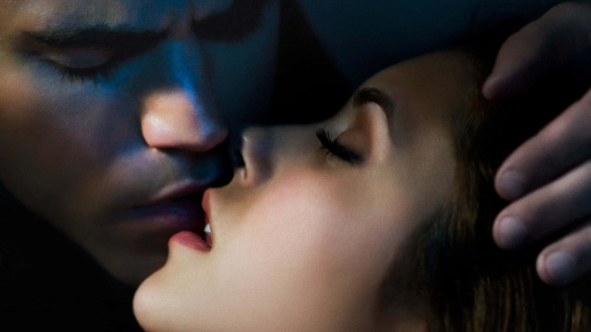 couple, kissing each lips, dimly lit, Full HD Desktop Wallpaper