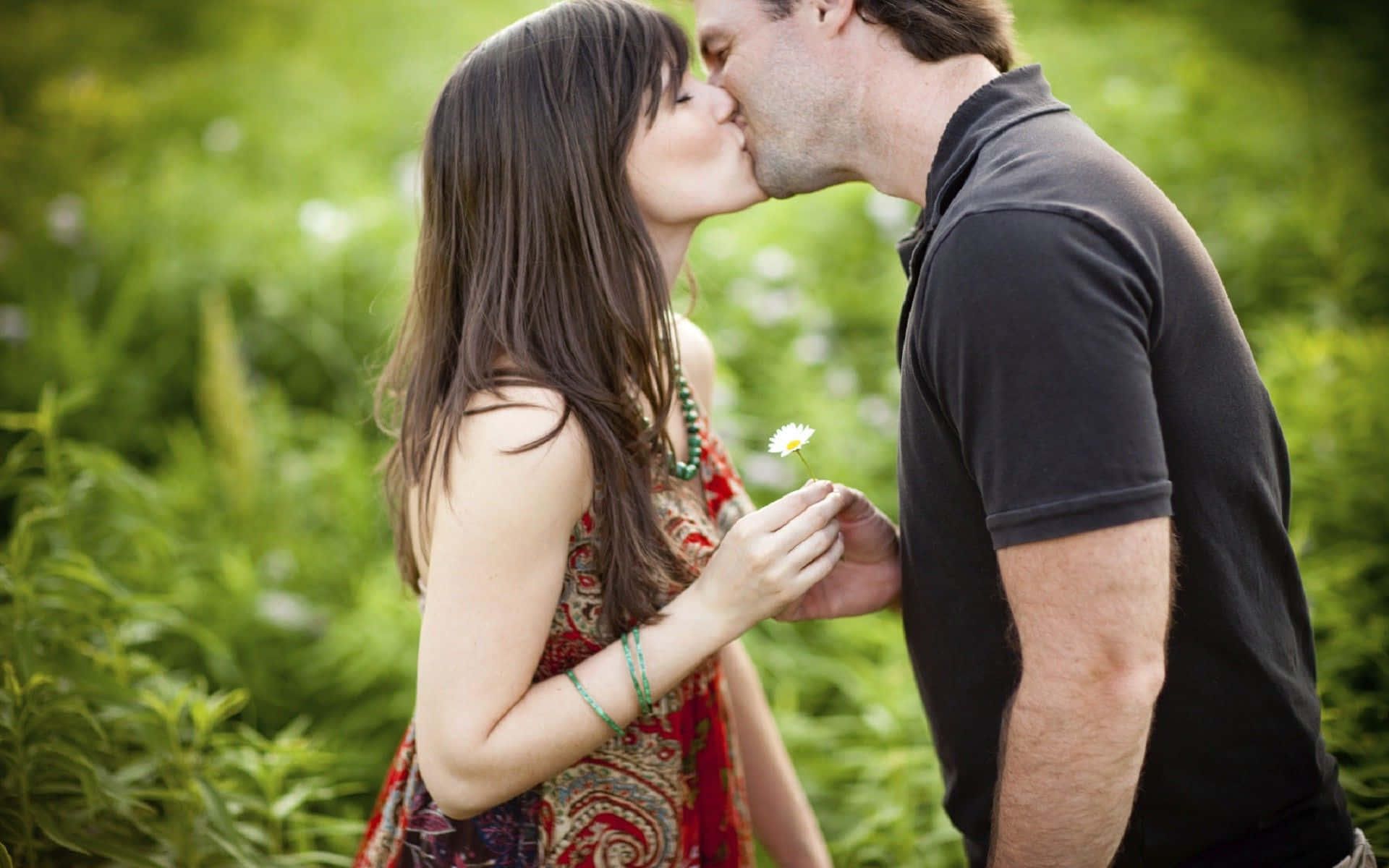 beautiful couple, kissing their lips, sunlit garden, Full HD Desktop Wallpaper