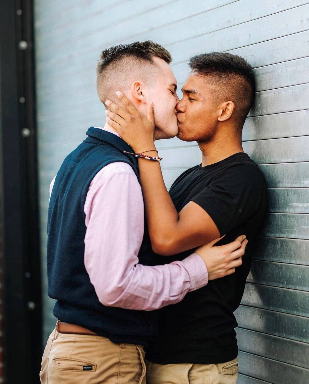 gay men, kissing, wall, HD Phone Wallpaper