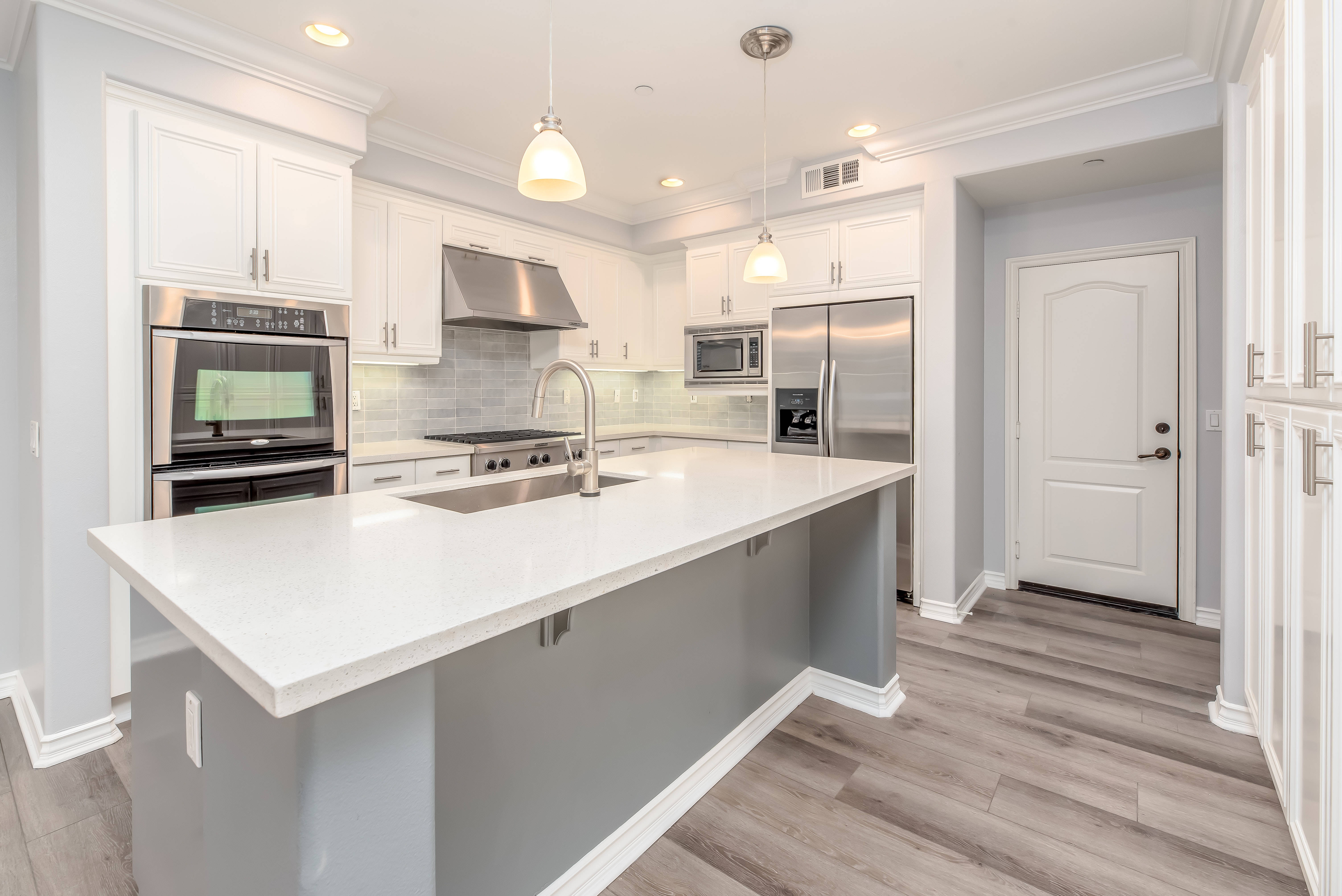 white cabinets, stainless steel appliances, large central island, 5K Desktop Wallpaper
