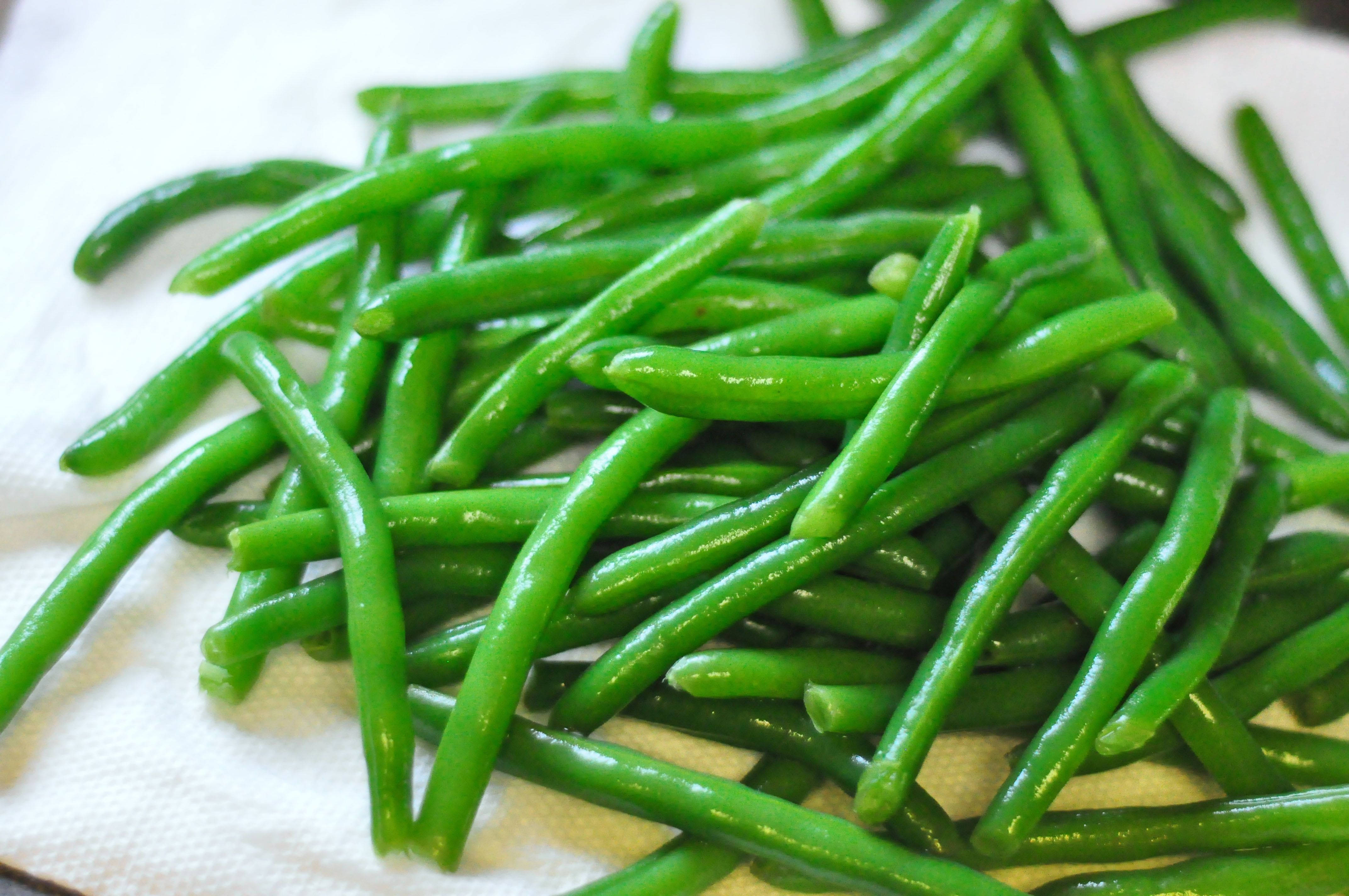 green beans, white paper towel, vibrant green, 4K Desktop Wallpaper