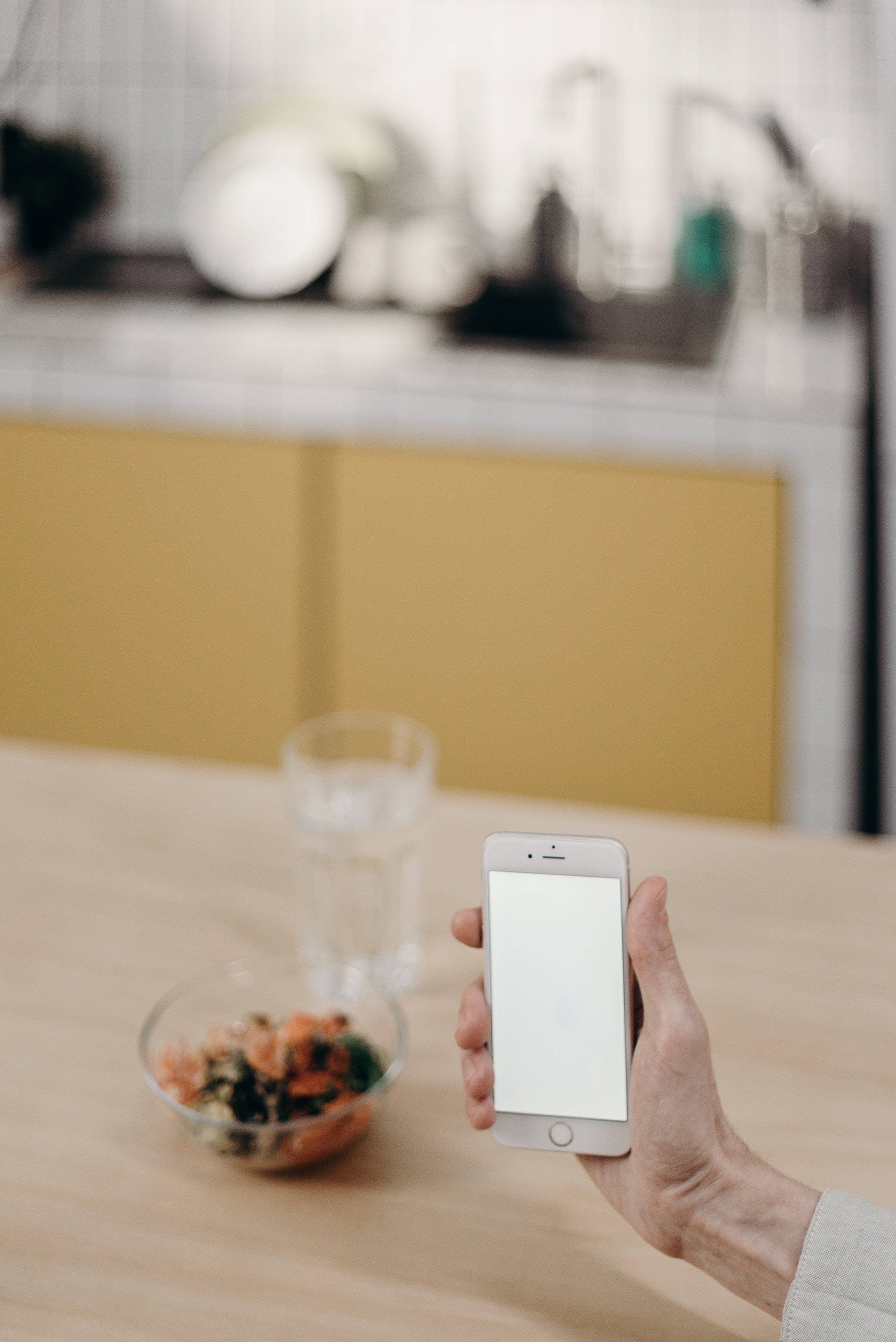 iPhone, wooden table, bowl of salad, 2K Phone Wallpaper