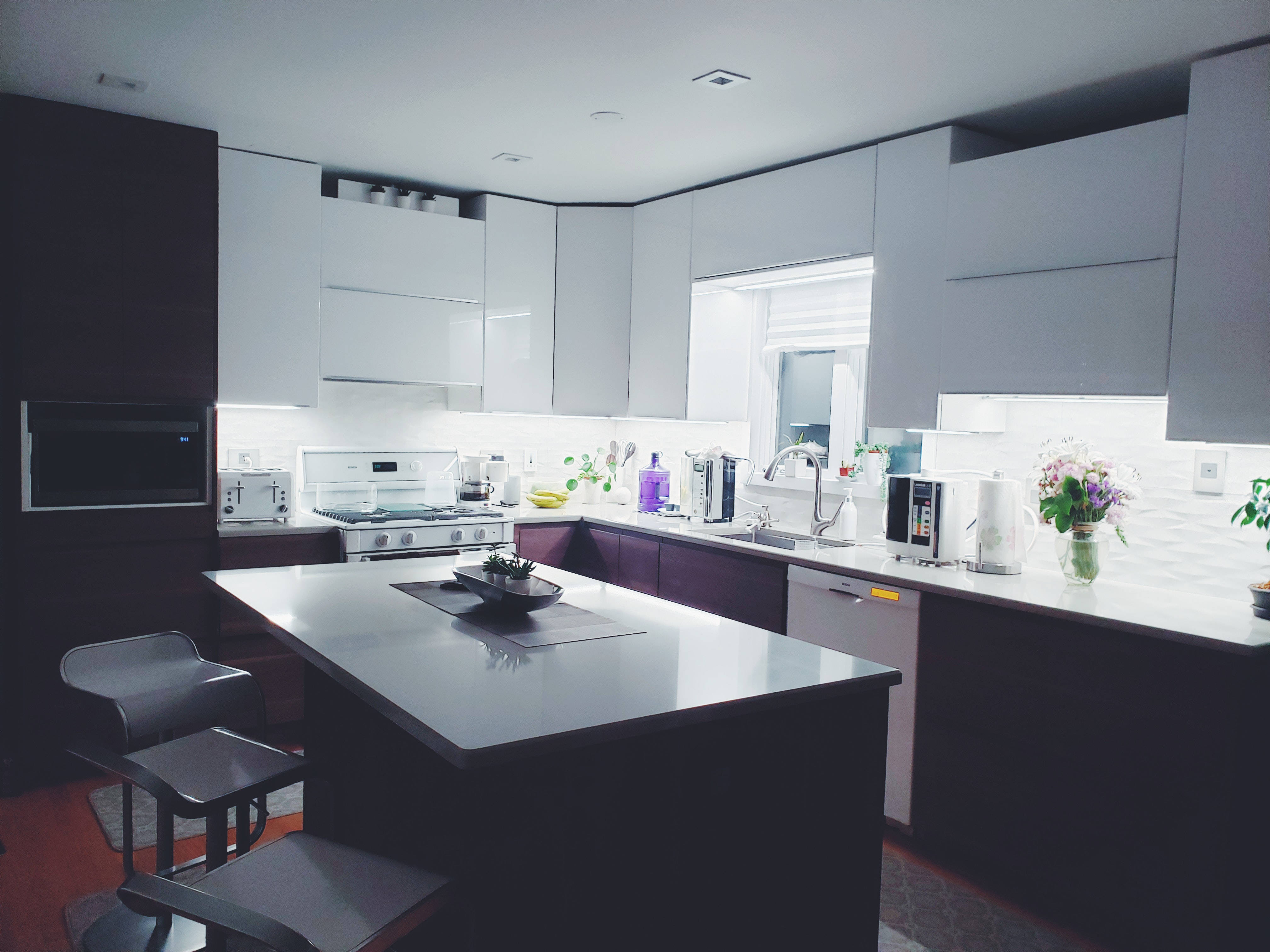 modern minimalist kitchen, sleek white cabinets, dark countertops, 4K Desktop Wallpaper
