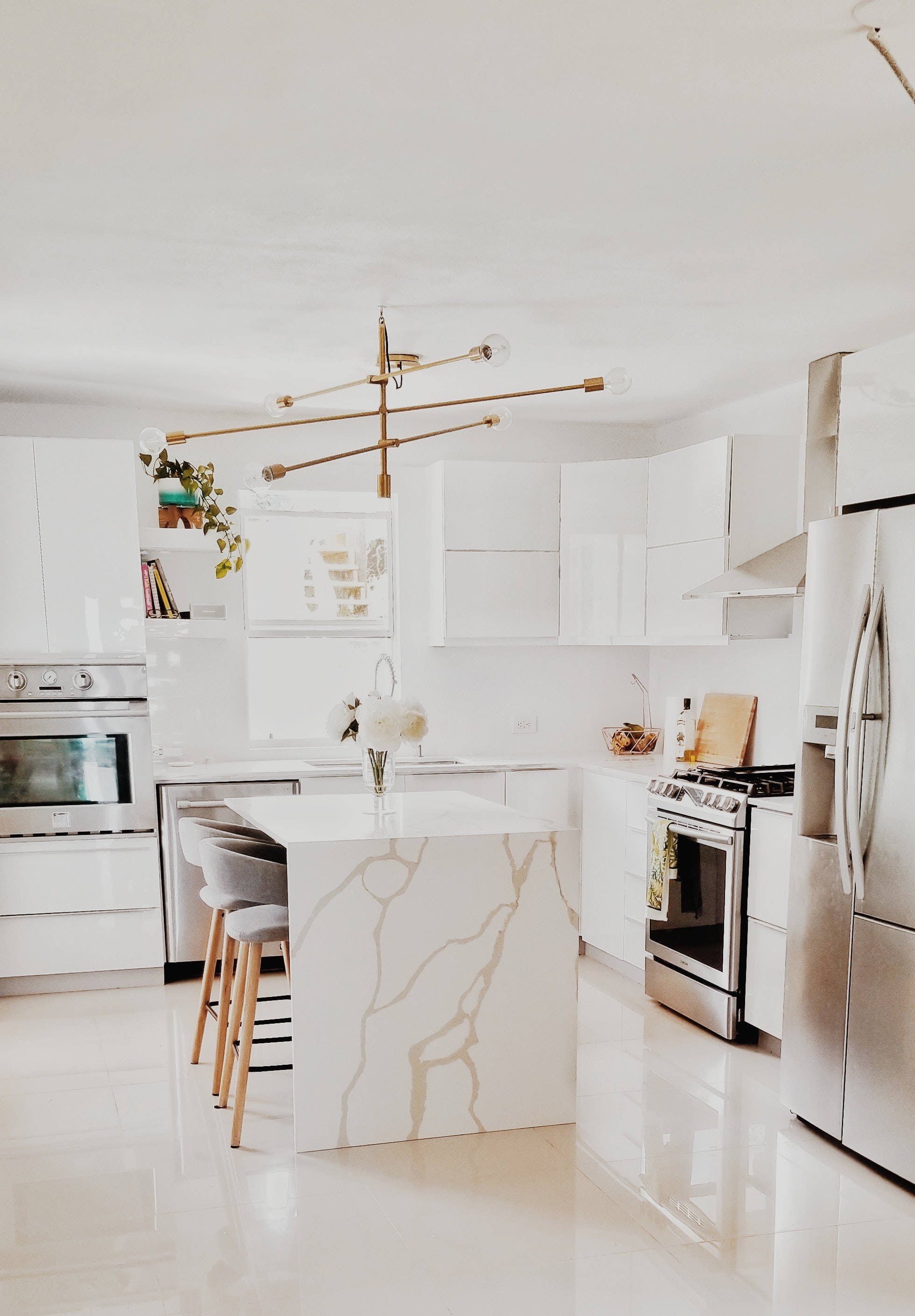 white marble kitchen, white cabinets, marble island, 2K Phone Wallpaper