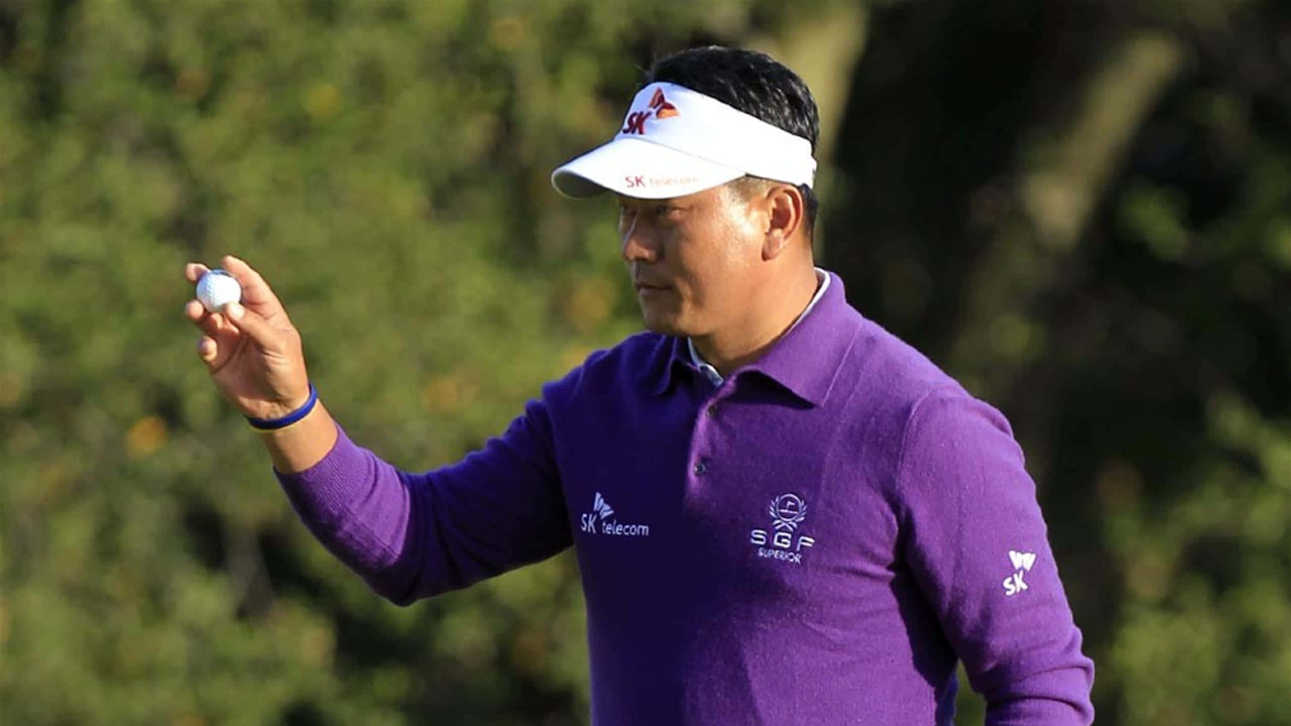 Kj Choi, purple polo shirt, golf ball, 2K Desktop Wallpaper