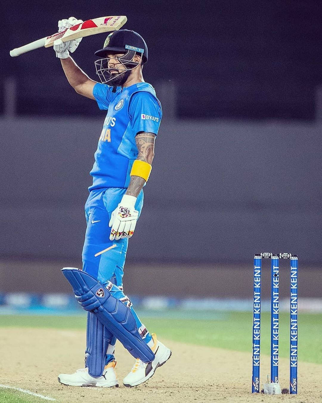 KL Rahul, blue uniform, bat, HD Phone Wallpaper