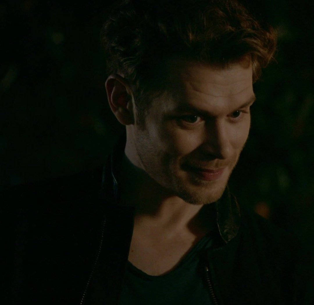 Klaus Mikaelson, tousled hair, subtle smirk, SD Desktop Wallpaper