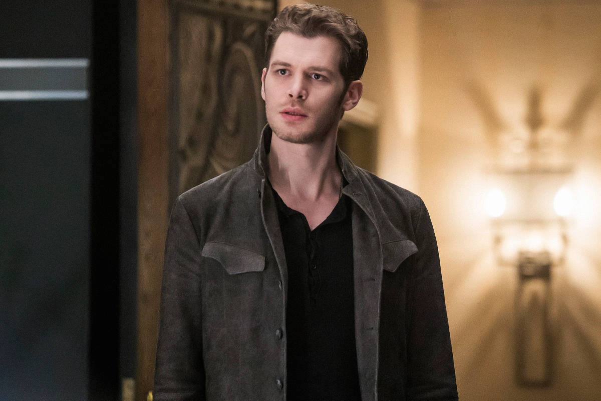 Klaus Mikaelson, dark jacket, warmly lit hallway, SD Desktop Wallpaper