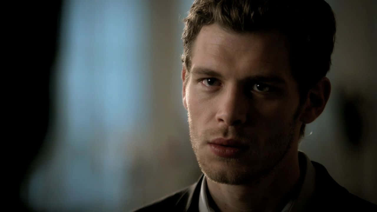 Klaus Mikaelson, intense eyes, dimly lit room, HD Desktop Wallpaper