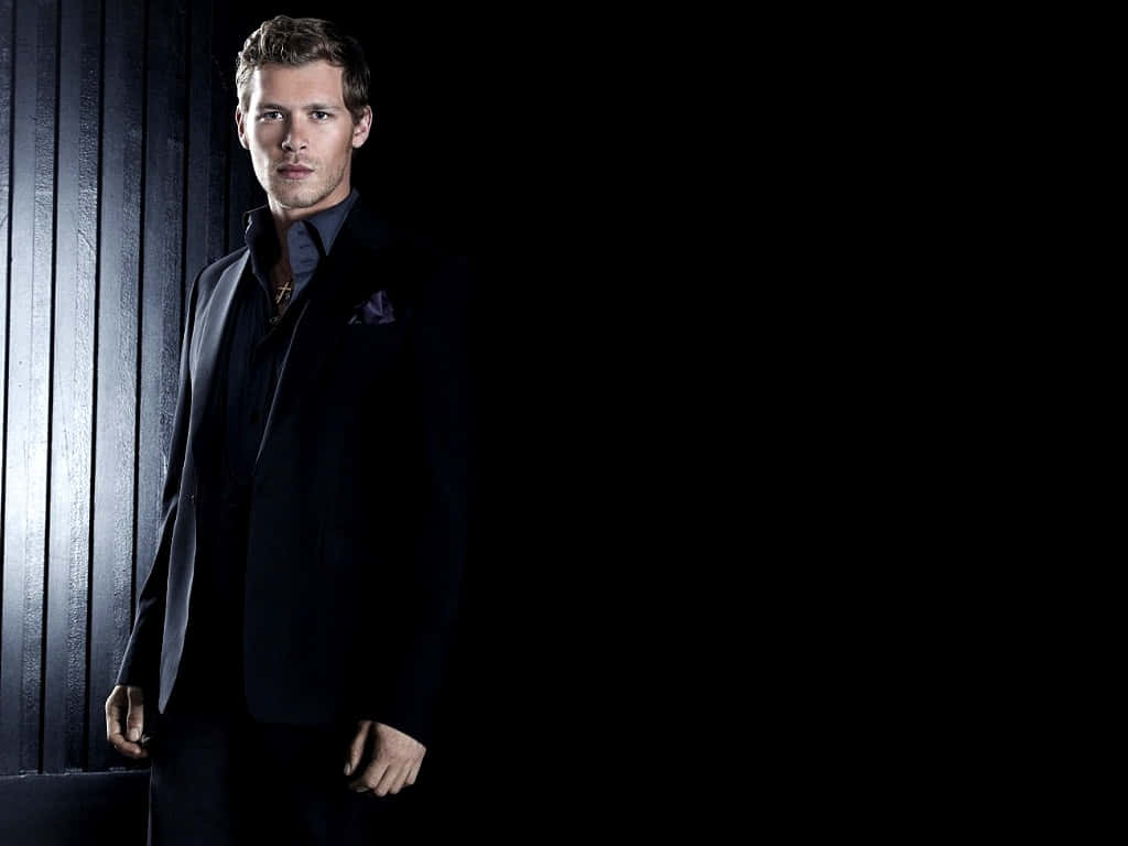 Klaus Mikaelson, black suit, dark vertical-paneled wall, SD Desktop Wallpaper