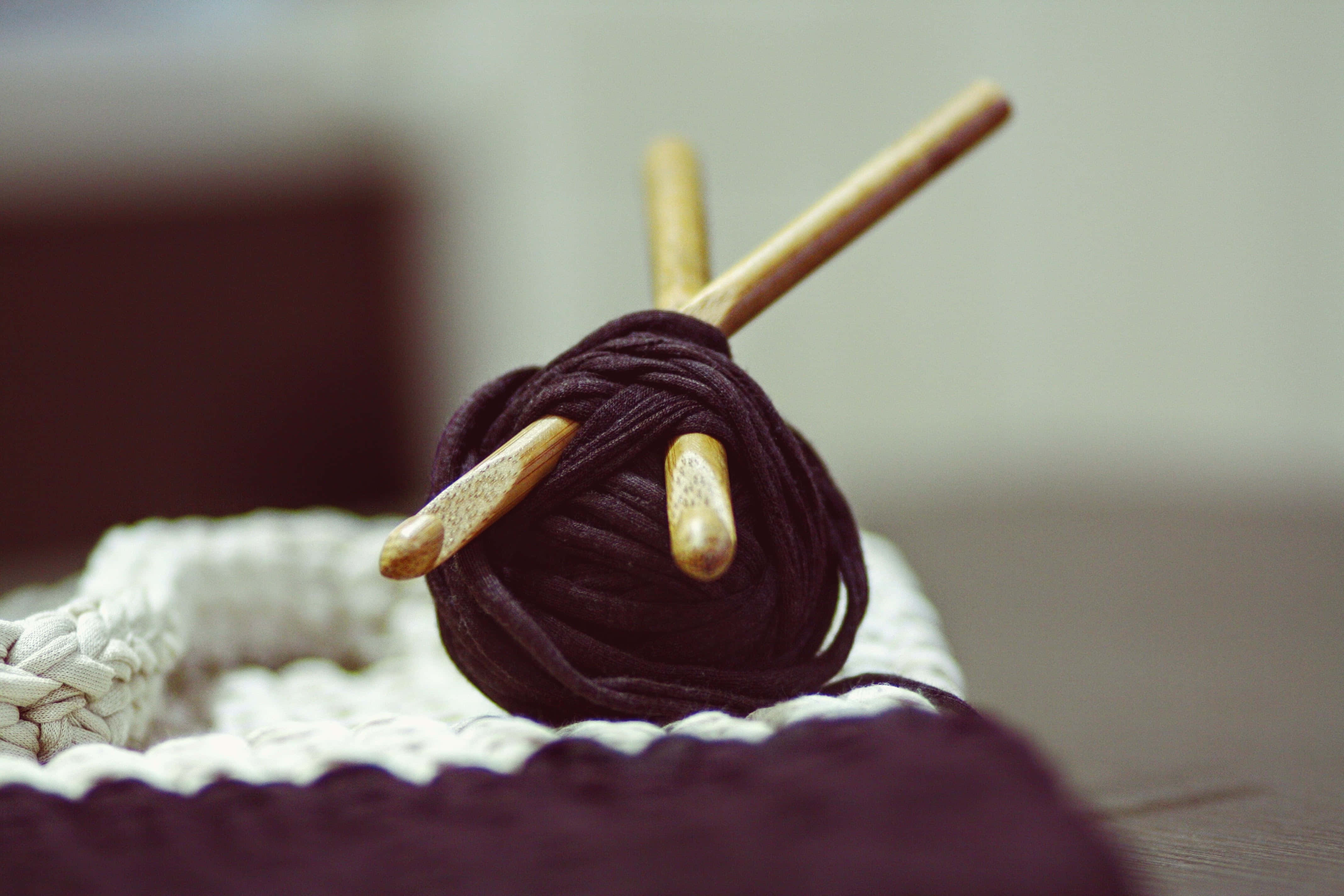 black yarn skein, wooden crochet hooks, white crocheted piece, 4K Desktop Wallpaper