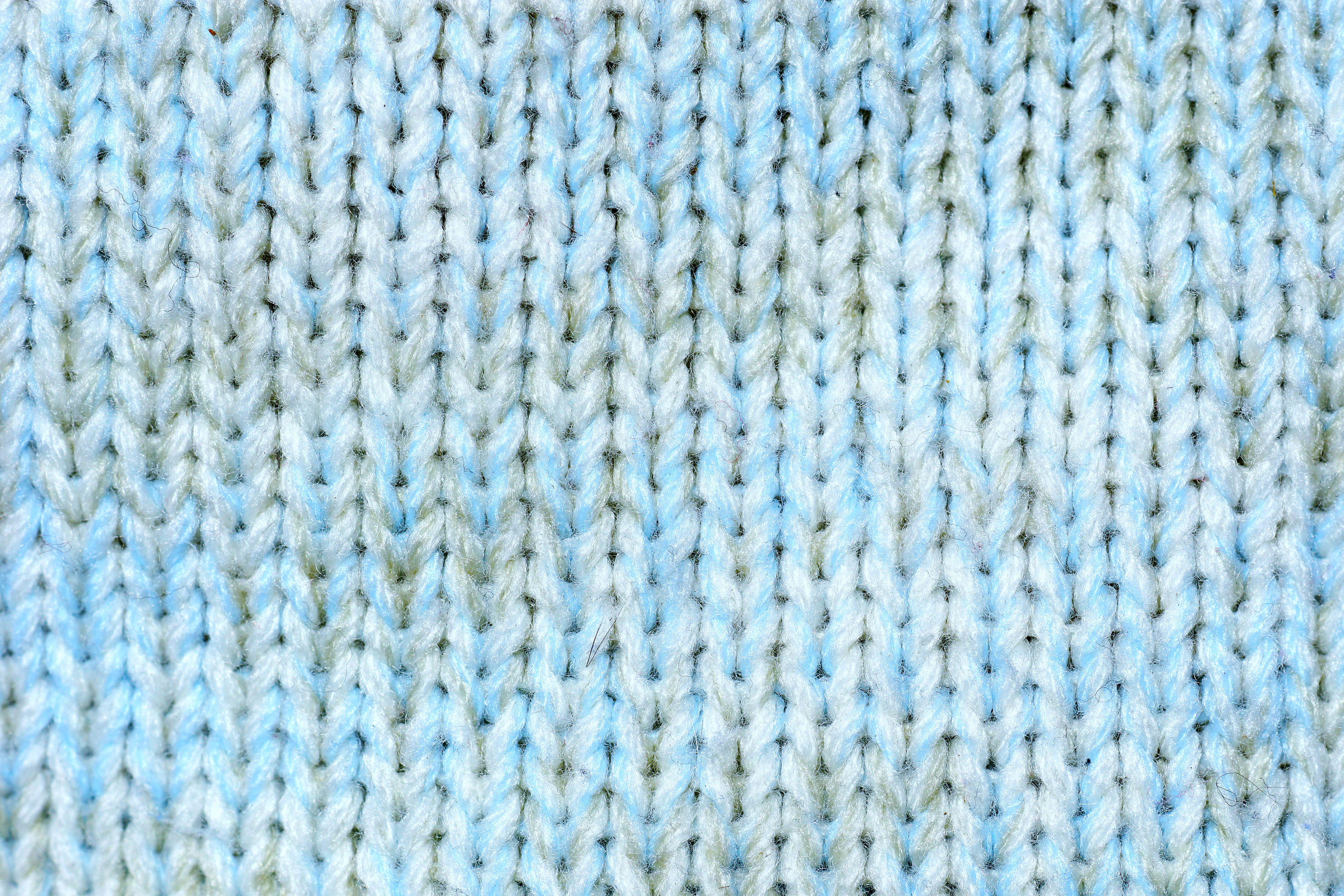 light blue knitting yarn, soft light blue and white knitted fabric, detailed stitch texture, 4K Desktop Wallpaper