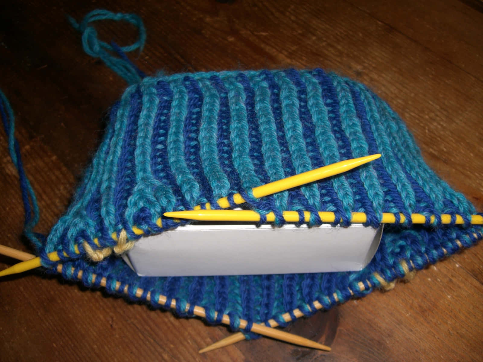 brioche knitting, blue knitted fabric, yellow knitting needles, HD Desktop Wallpaper