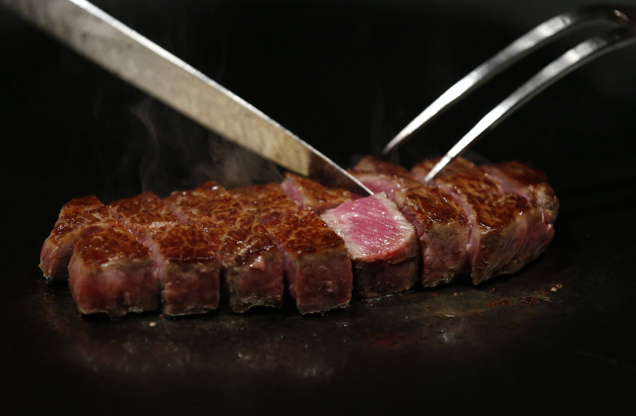 medium rare, freshly cooked kobe beef, sizzles on a hot griddle, Full HD Desktop Wallpaper
