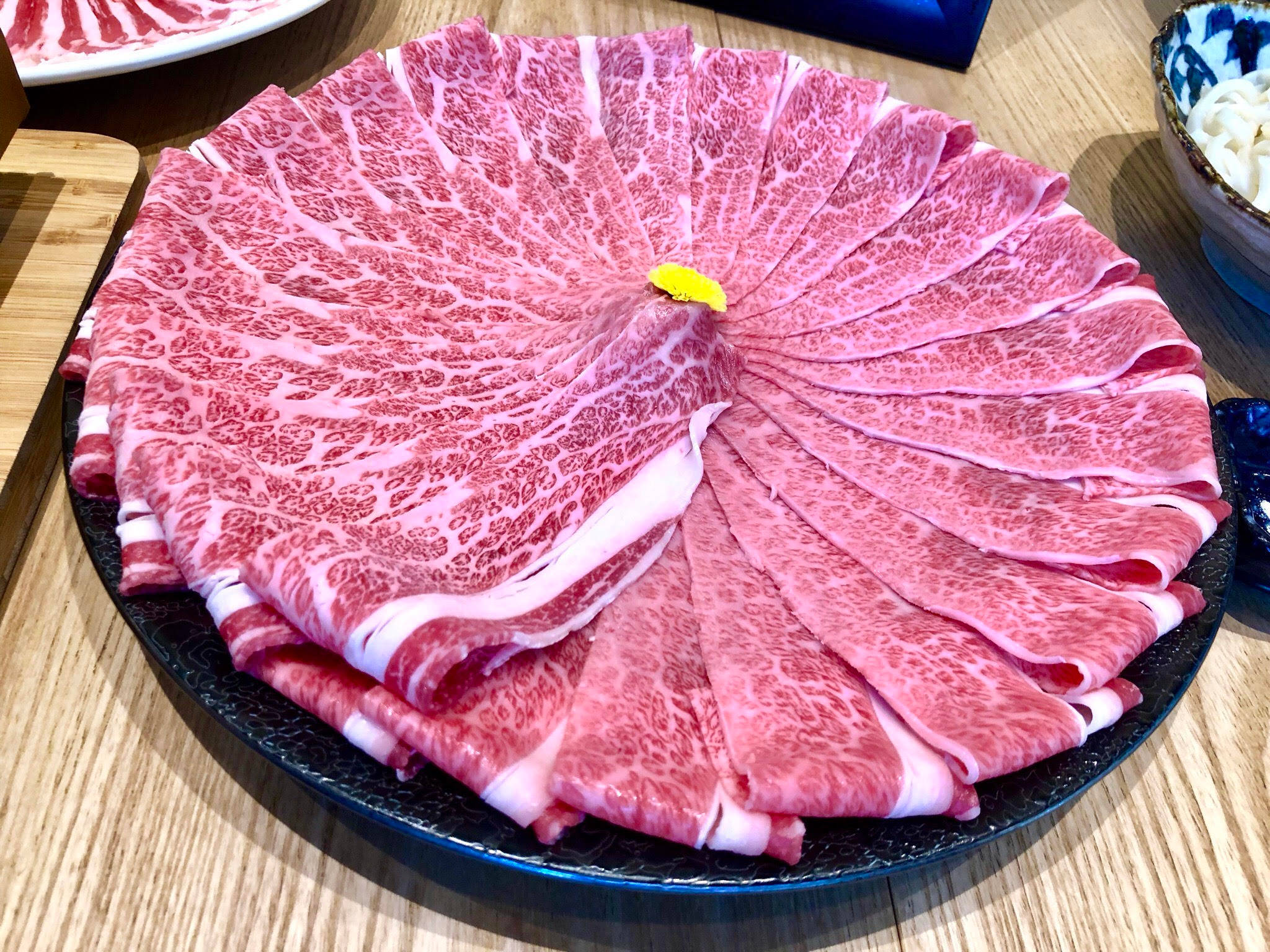 Kobe Beef, black plate, thinly sliced marbled beef, Full HD Desktop Wallpaper