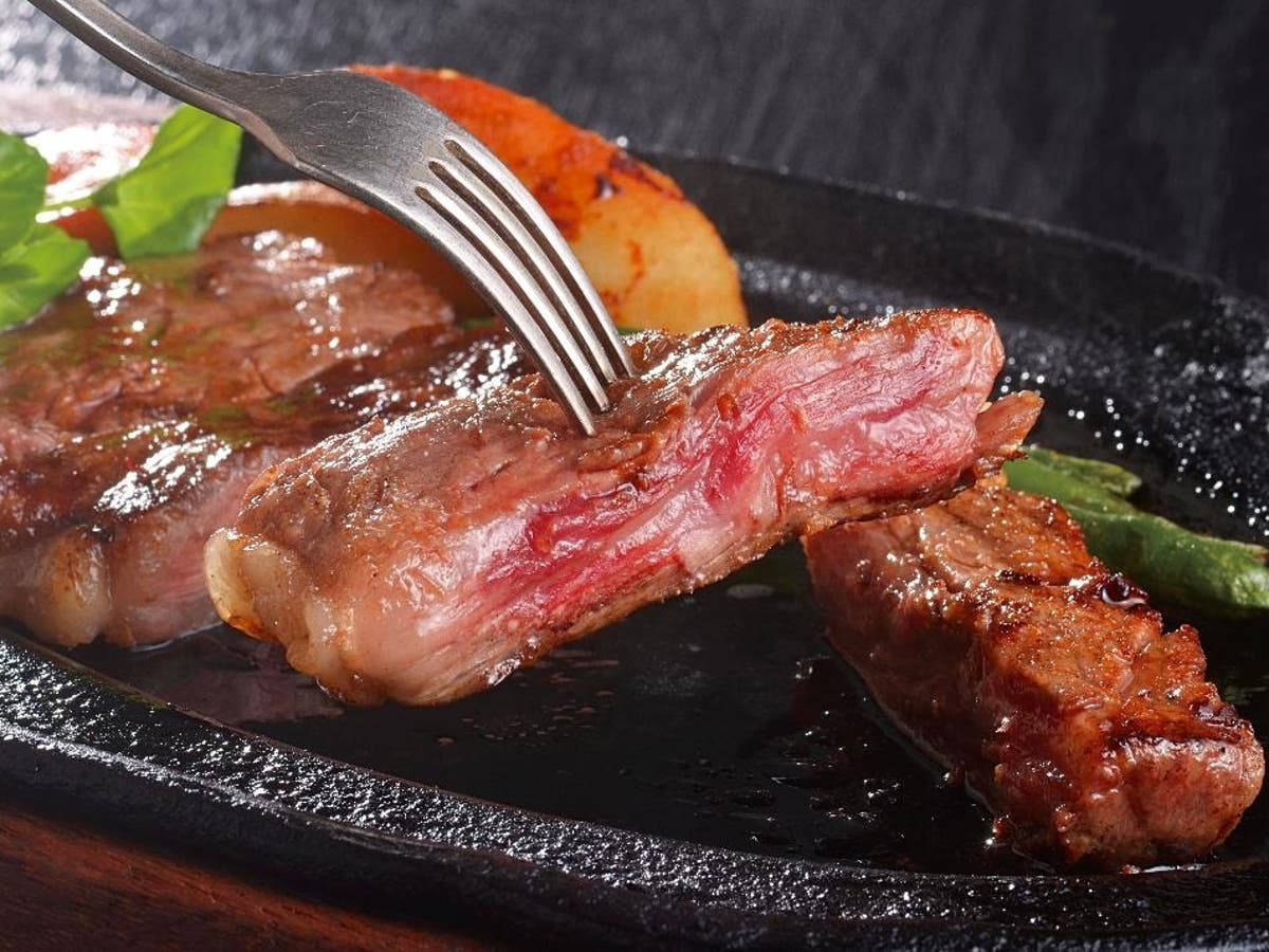 Kobe Beef, medium-rare steak, fork, SD Desktop Wallpaper