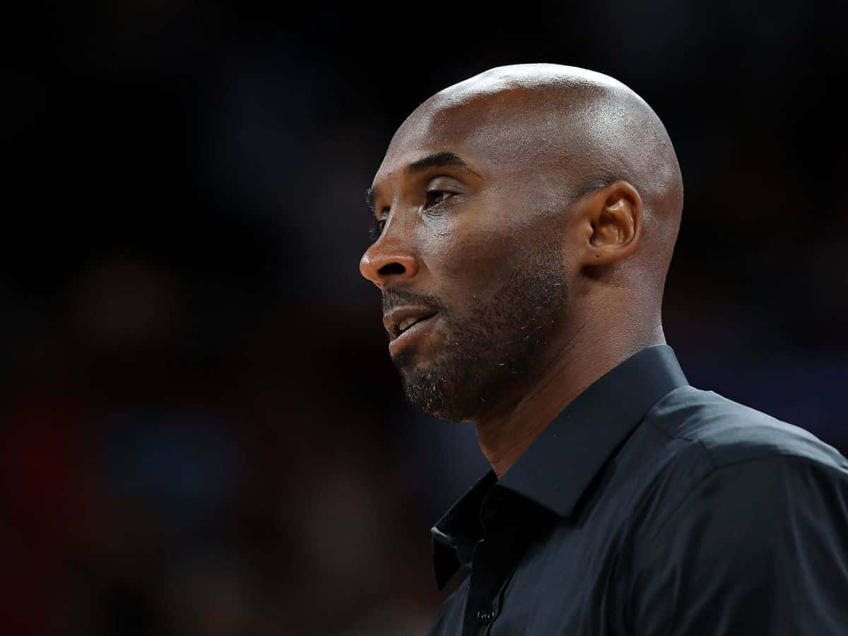 Kobe Bryant, sideline portrait, dark shirt, SD Desktop Wallpaper