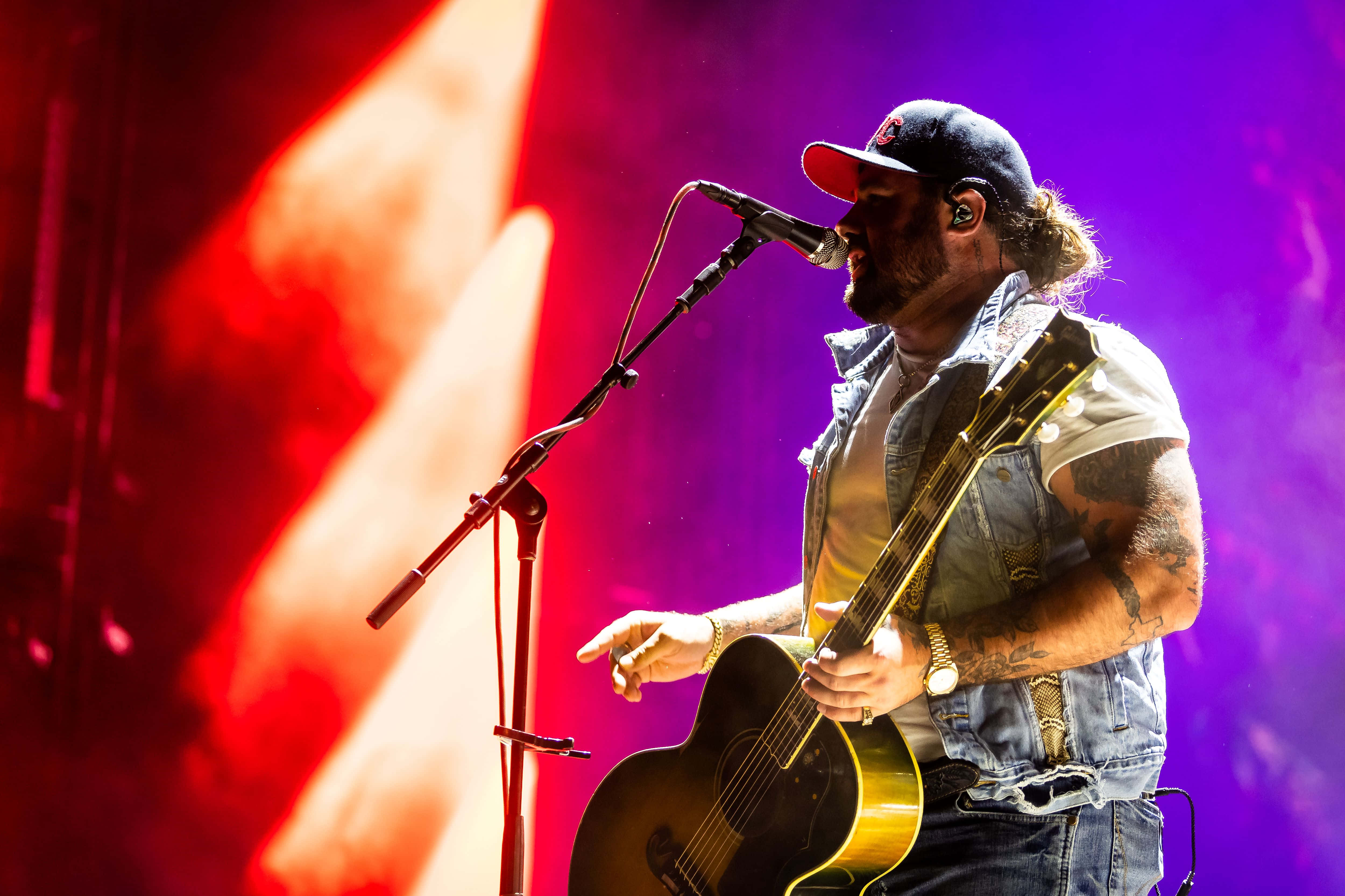 Koe Wetzel, acoustic guitar, denim vest, 4K Desktop Wallpaper