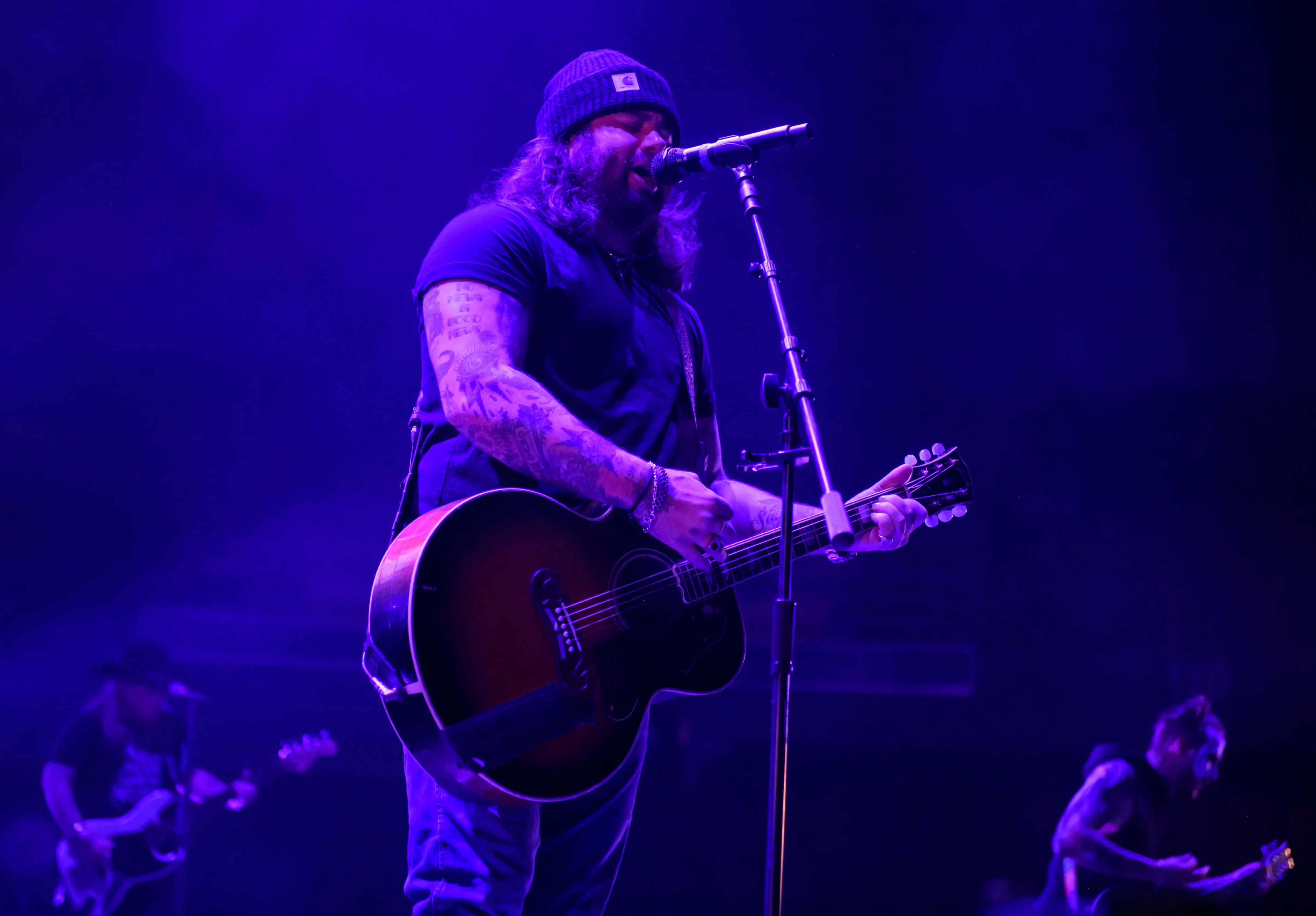 Koe Wetzel, acoustic guitar, purple stage lights, 4K Desktop Wallpaper