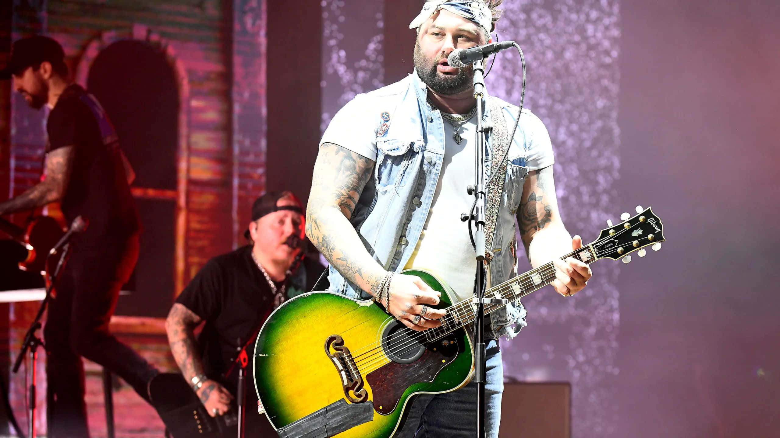 Koe Wetzel, sunburst acoustic guitar, lit stage, 2K Desktop Wallpaper
