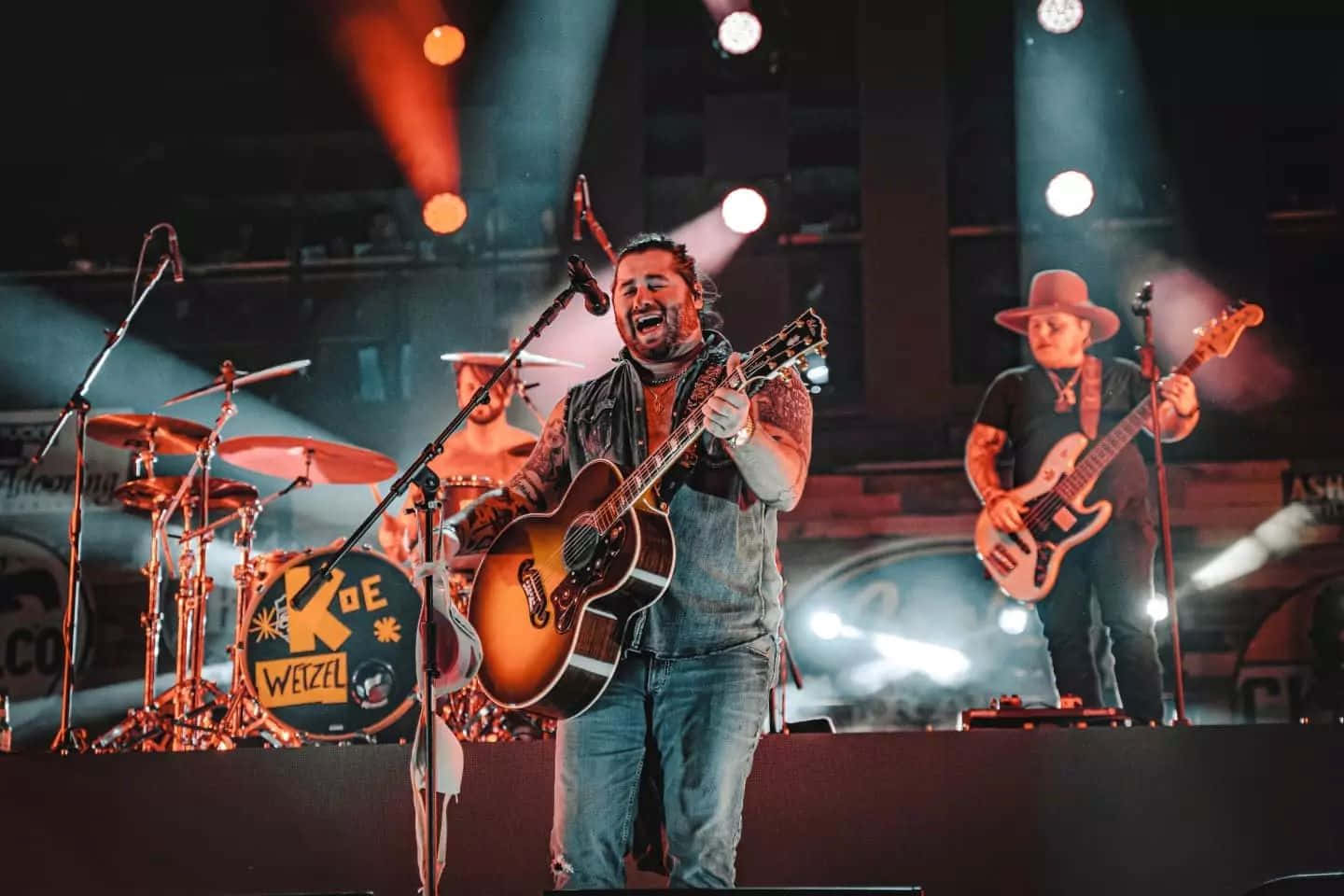 Koe Wetzel, acoustic guitar, spotlights, HD Desktop Wallpaper