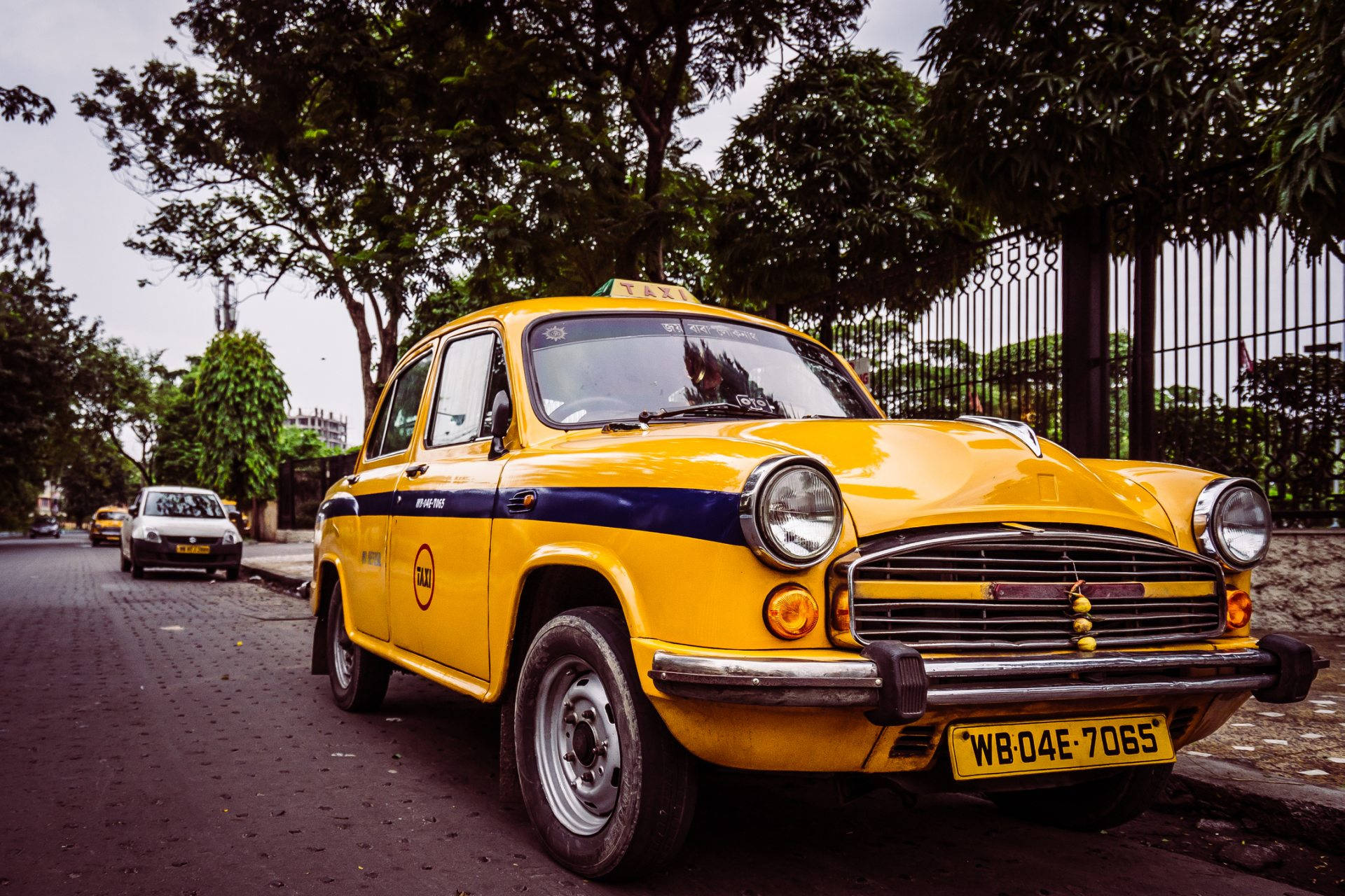 Kolkata, yellow cab, blue stripe, Full HD Desktop Wallpaper