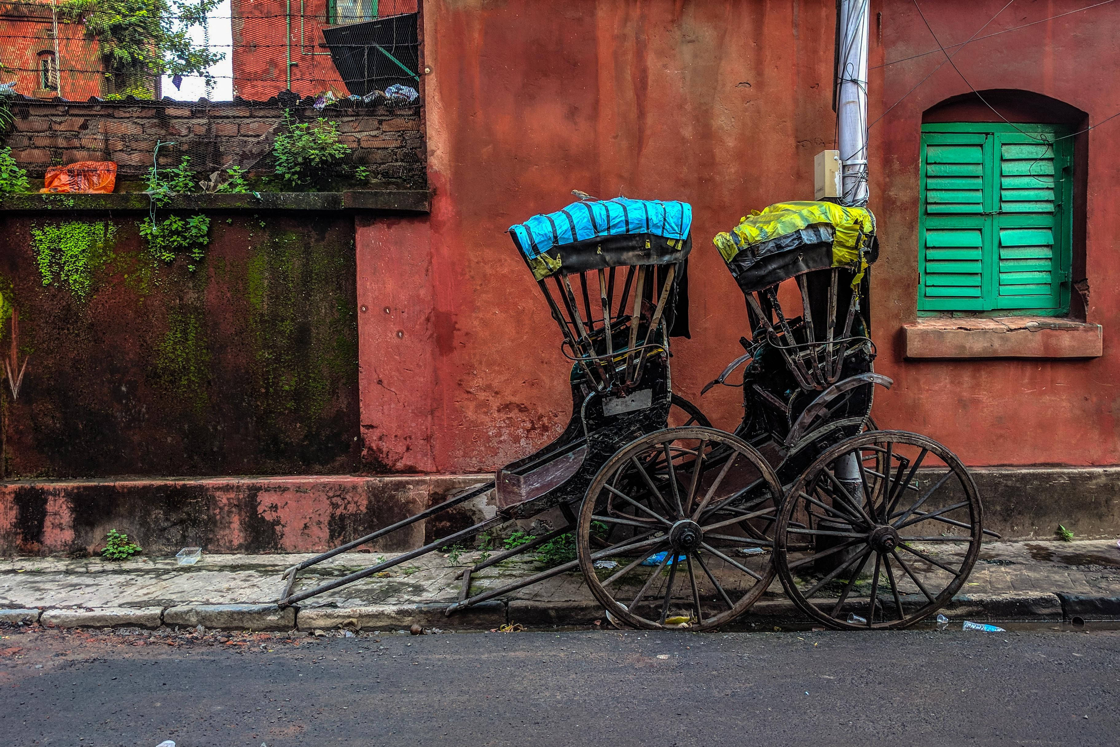 Kolkata, street rickshaw, blue and yellow canopies, 2K Desktop Wallpaper