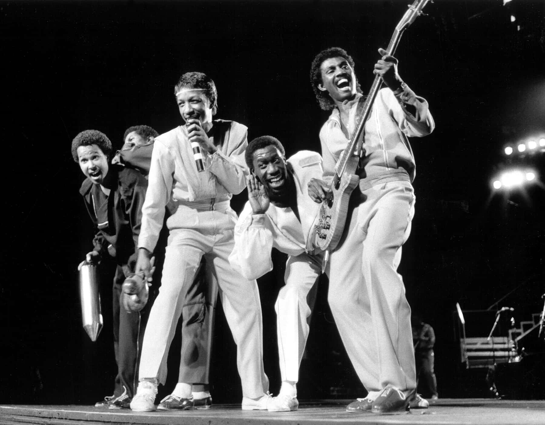 Kool And The Gang, white suits, microphones, HD Desktop Wallpaper