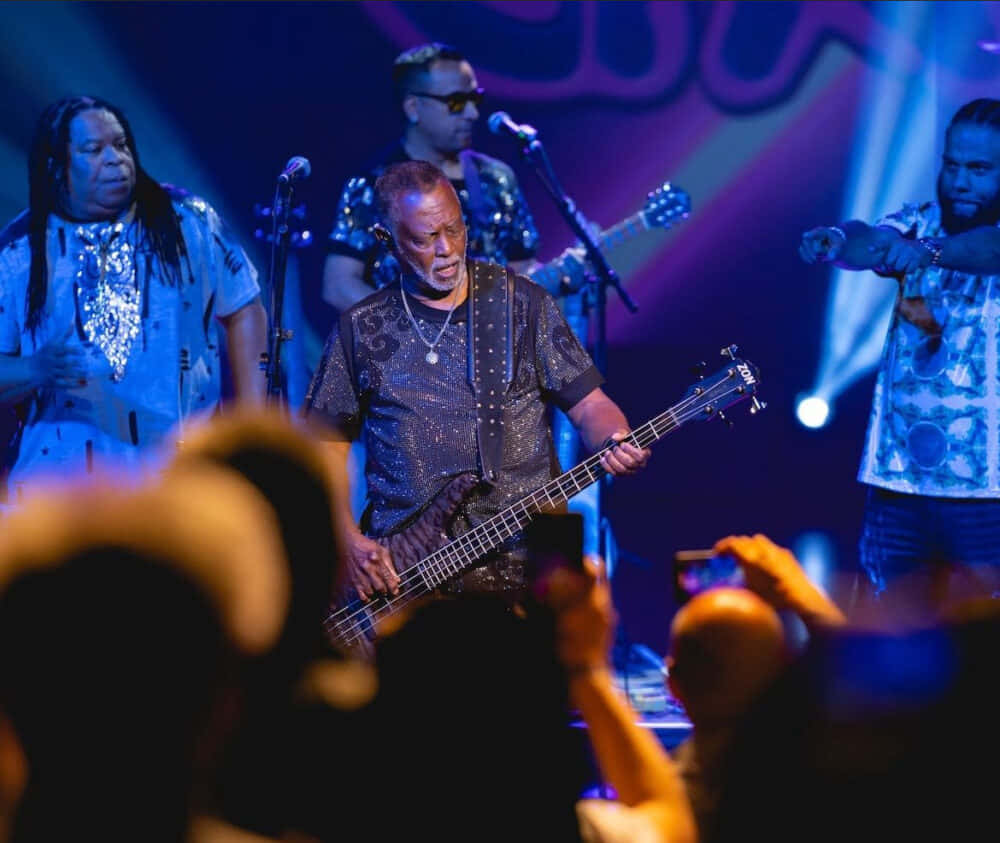 Kool And The Gang, live performance, blue lights, SD Desktop Wallpaper