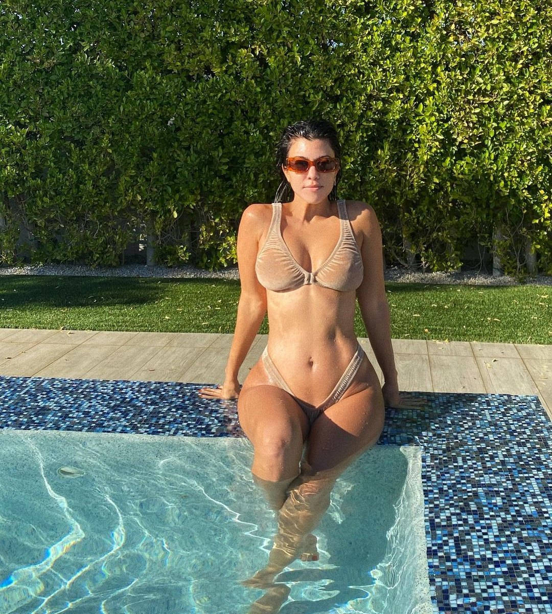Kourtney Kardashian, beige bikini, blue-tiled pool, SD Phone Wallpaper