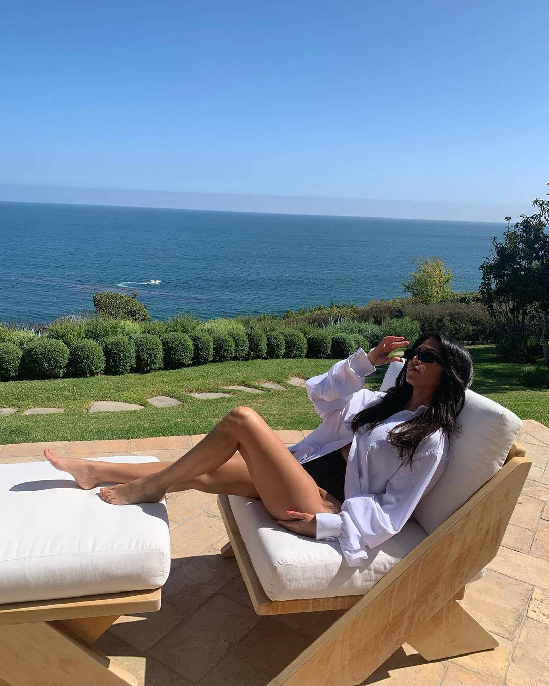Kourtney Kardashian, ocean view, sunlit patio, HD Phone Wallpaper