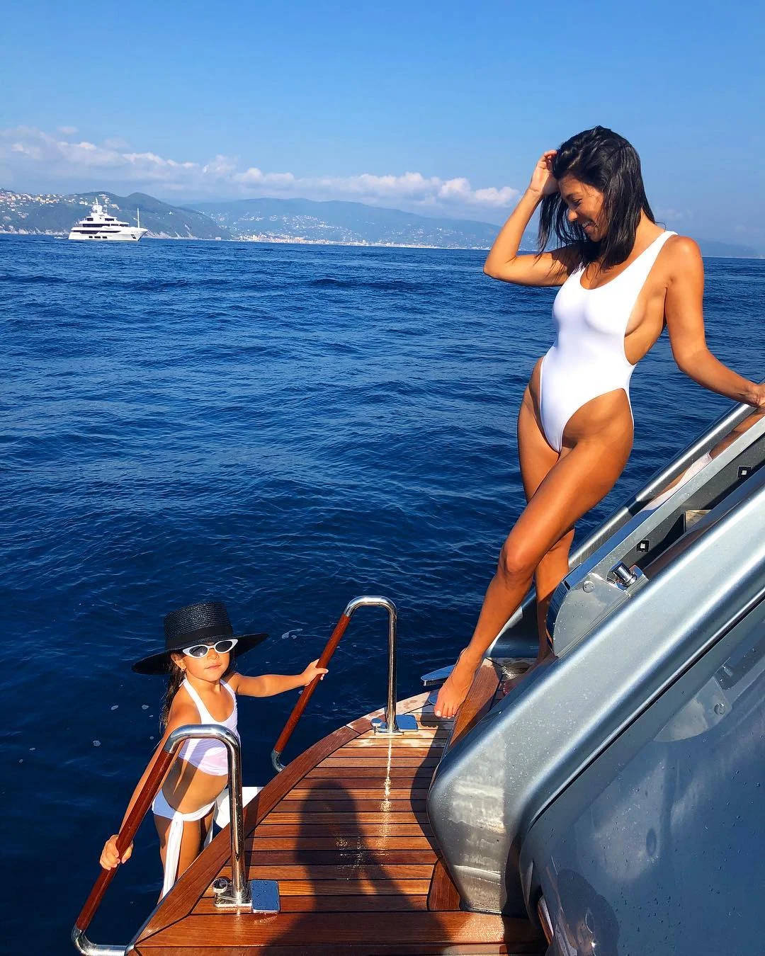 Kourtney Kardashian, daughter, yacht deck, HD Phone Wallpaper