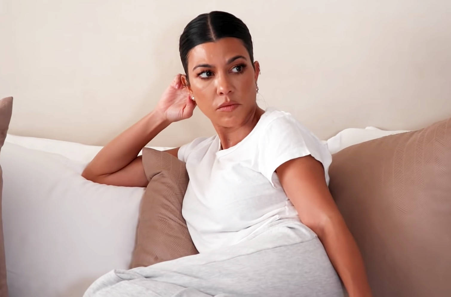 Kourtney Kardashian, white tshirt, beige couch, HD Desktop Wallpaper