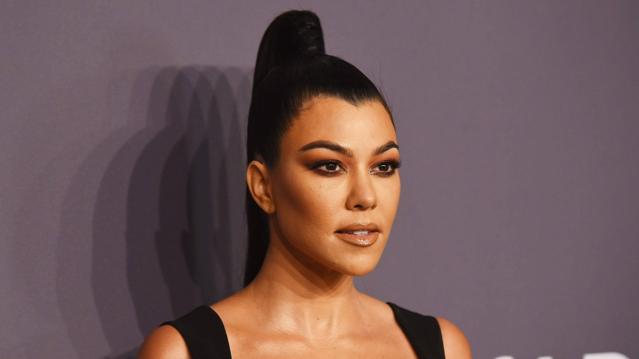 Kourtney Kardashian, heart shaped face, sleek high ponytail, 2K Desktop Wallpaper