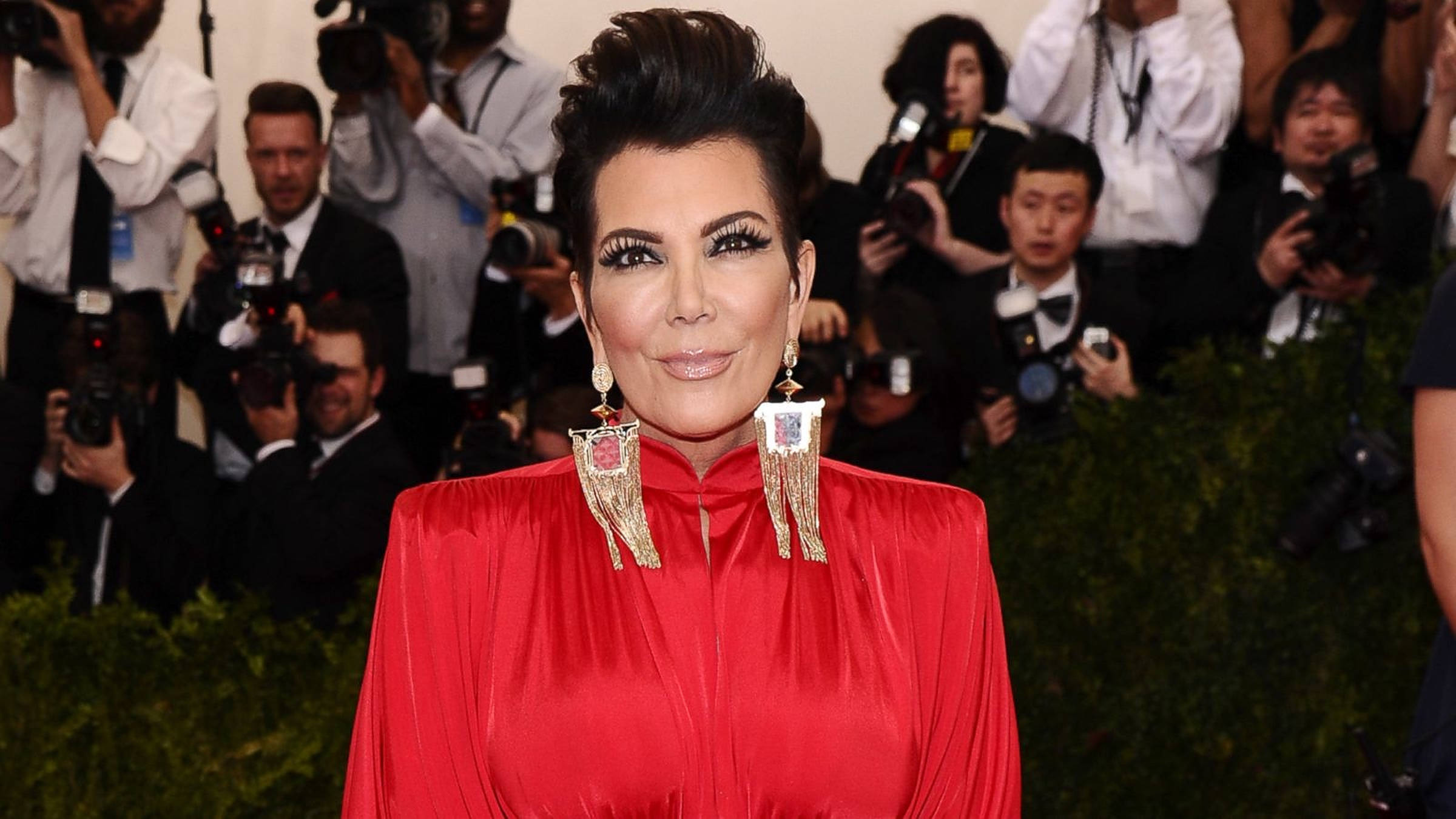 Kris Jenner, red satin gown, oversized gold earrings, Full HD Desktop Wallpaper