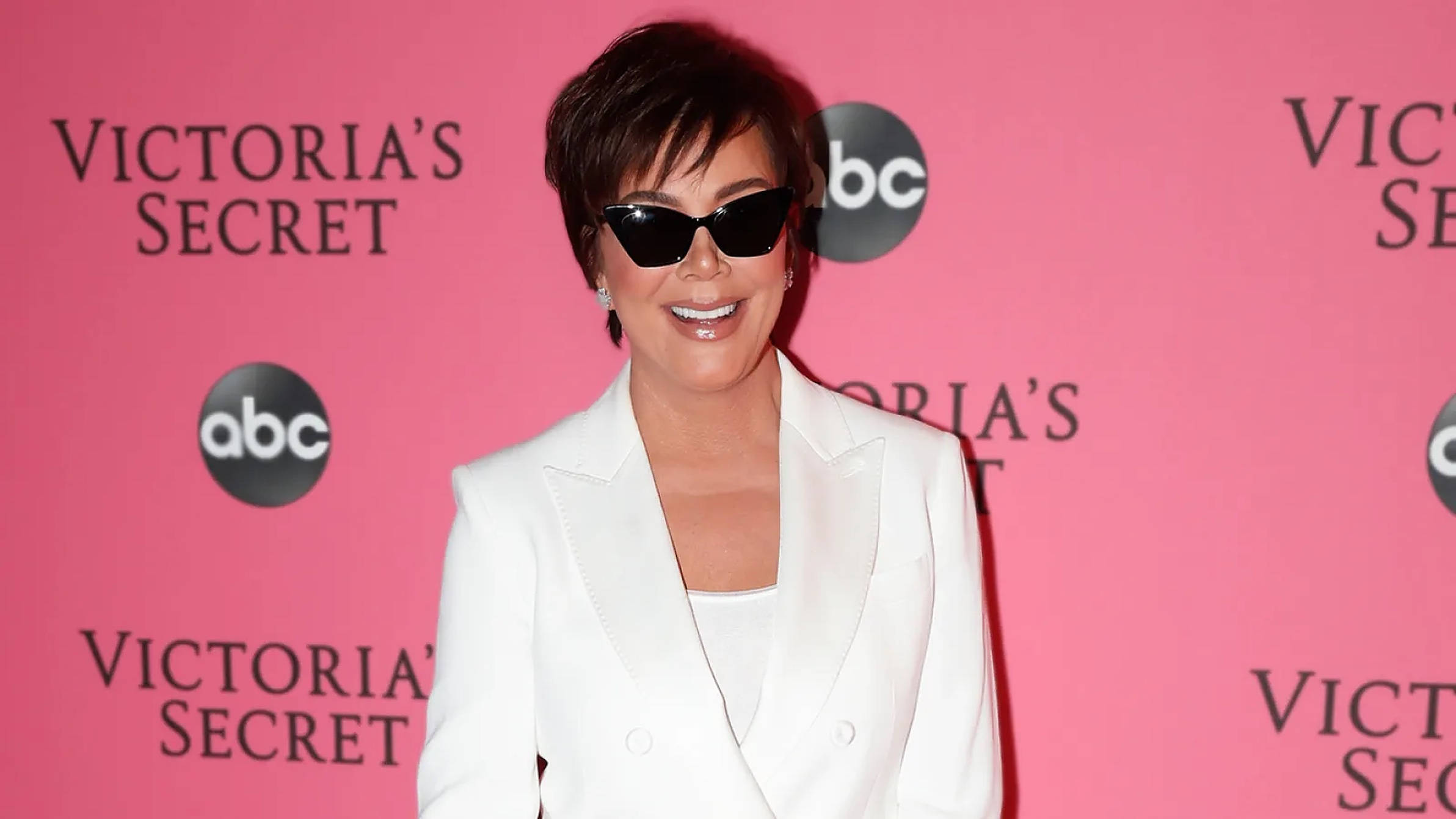 Kris Jenner, white blazer, black sunglasses, Full HD Desktop Wallpaper