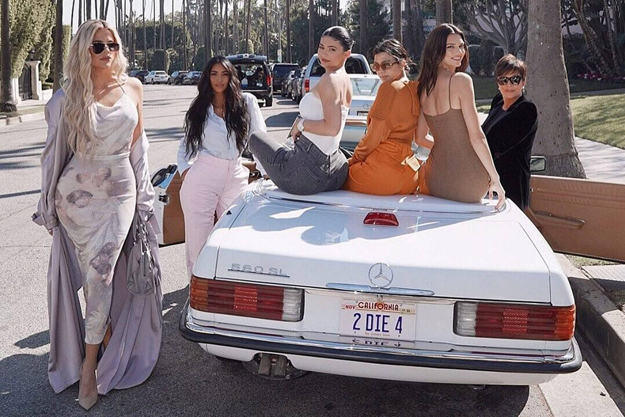 Kris Jenner, five daughters, white Mercedes 500 SL, Full HD Desktop Wallpaper