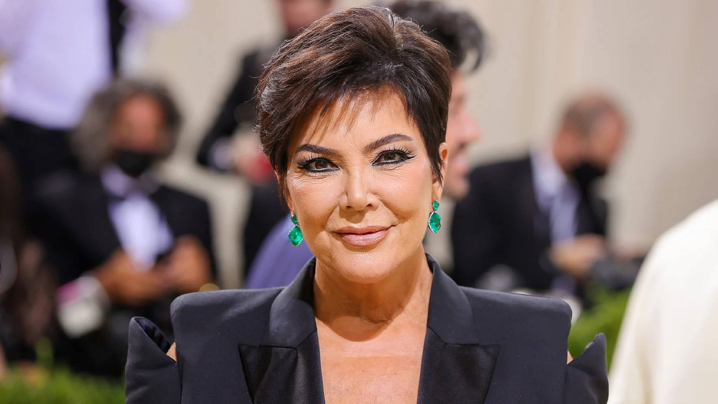 Kris Jenner, black blazer, striking green earrings, Full HD Desktop Wallpaper