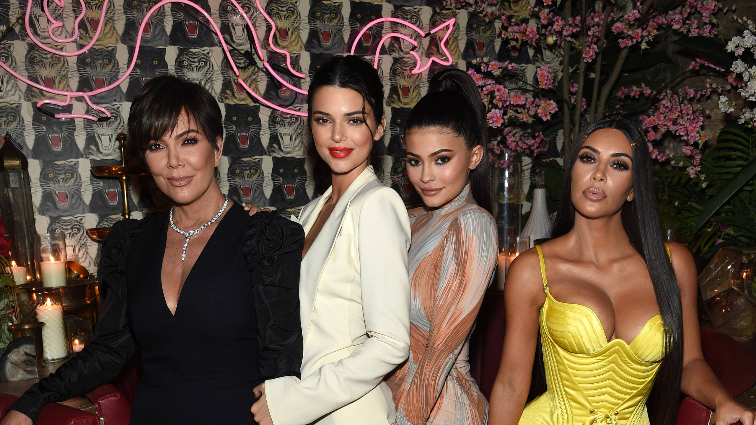 Kris Jenner, three daughters, tiger wallpaper, 2K Desktop Wallpaper