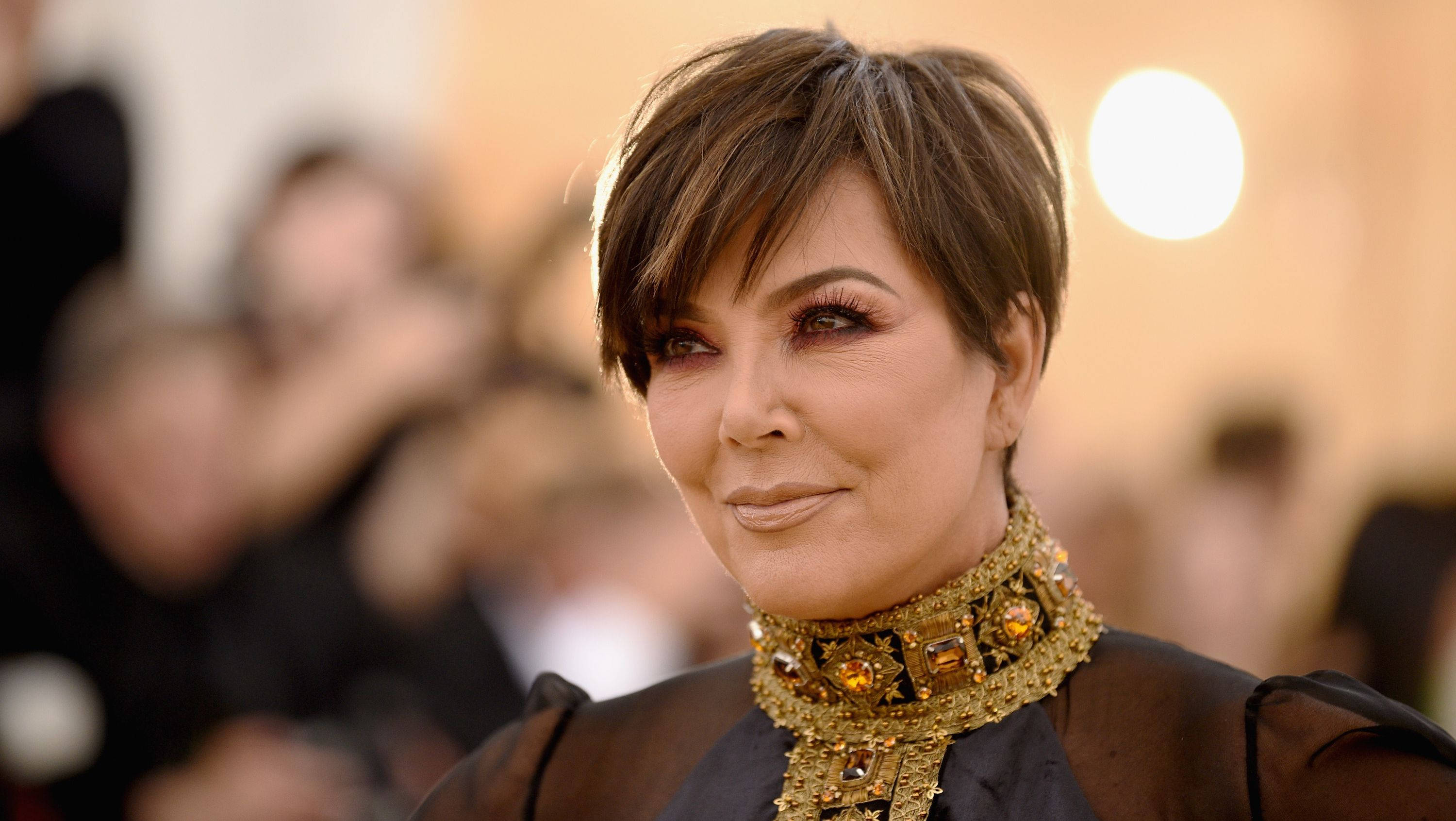 Kris Jenner, gold jeweled choker, red carpet event, 2K Desktop Wallpaper