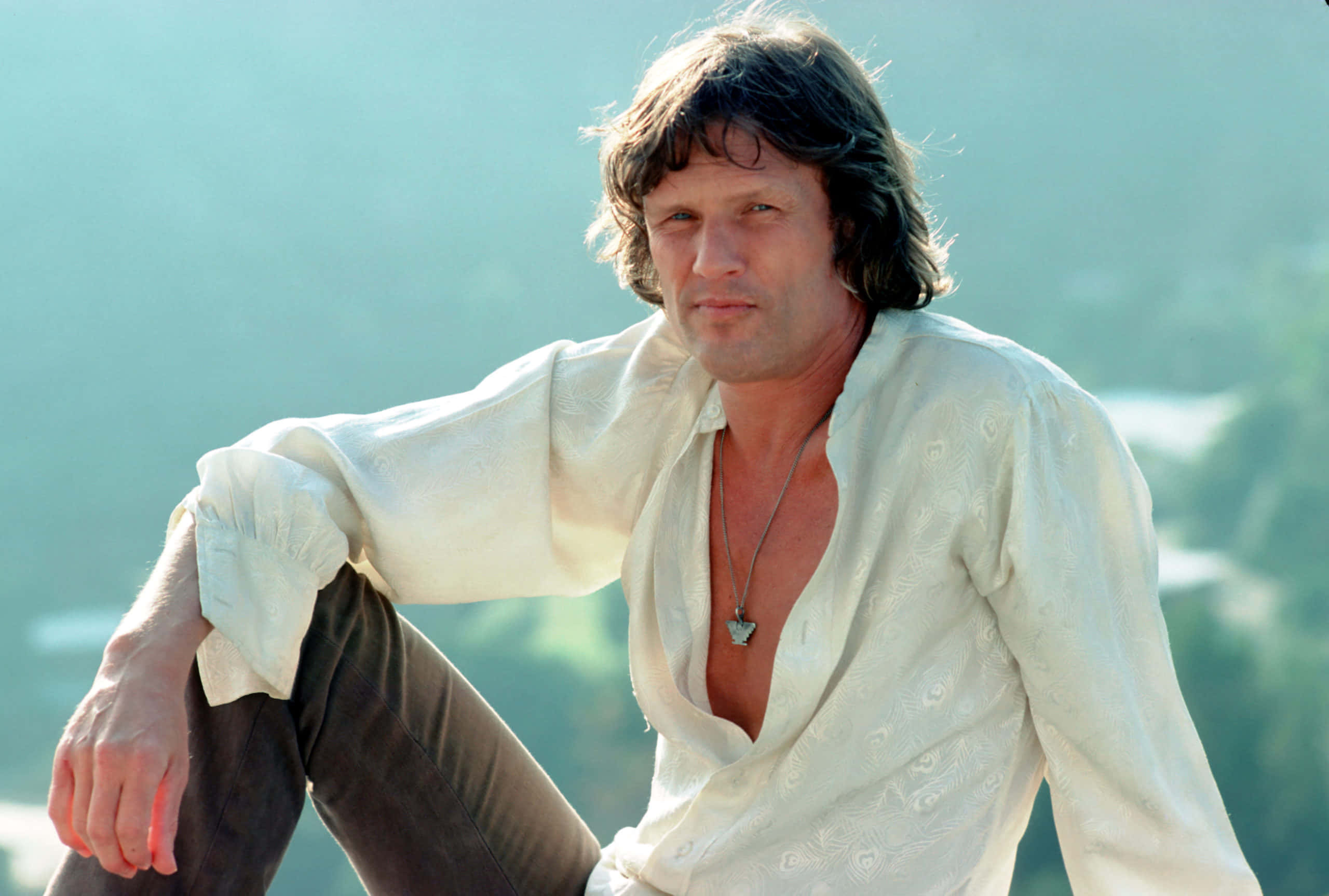 Kris Kristofferson, white shirt, dark pants, 2K Desktop Wallpaper