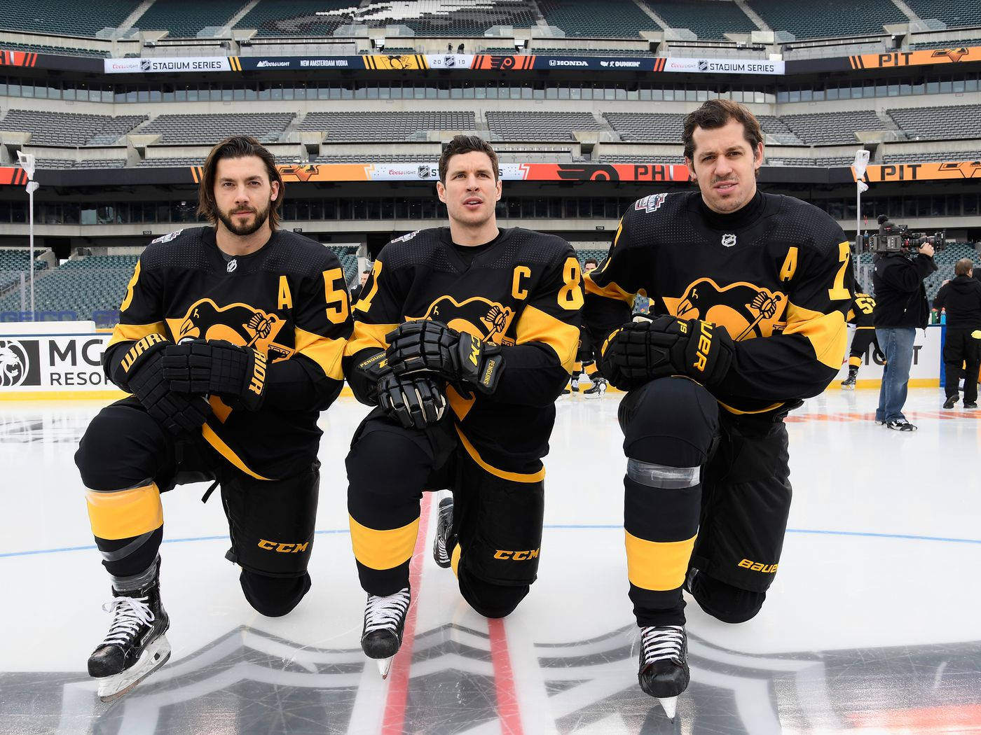 Kris Letang, 2019 NHL Stadium Series, black and gold jerseys, HD Desktop Wallpaper
