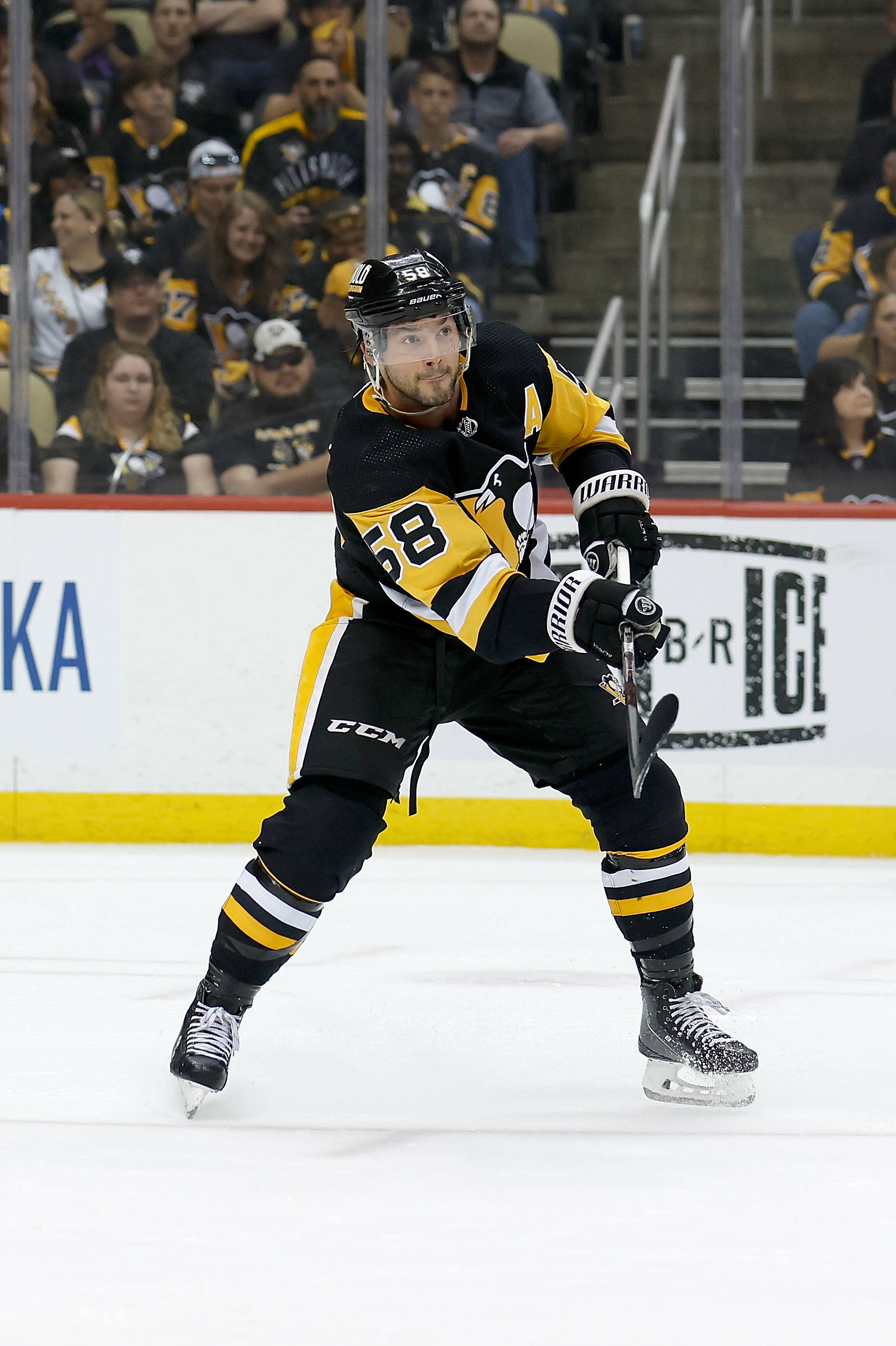 Kris Letang, black and gold uniform, ice, 2K Phone Wallpaper