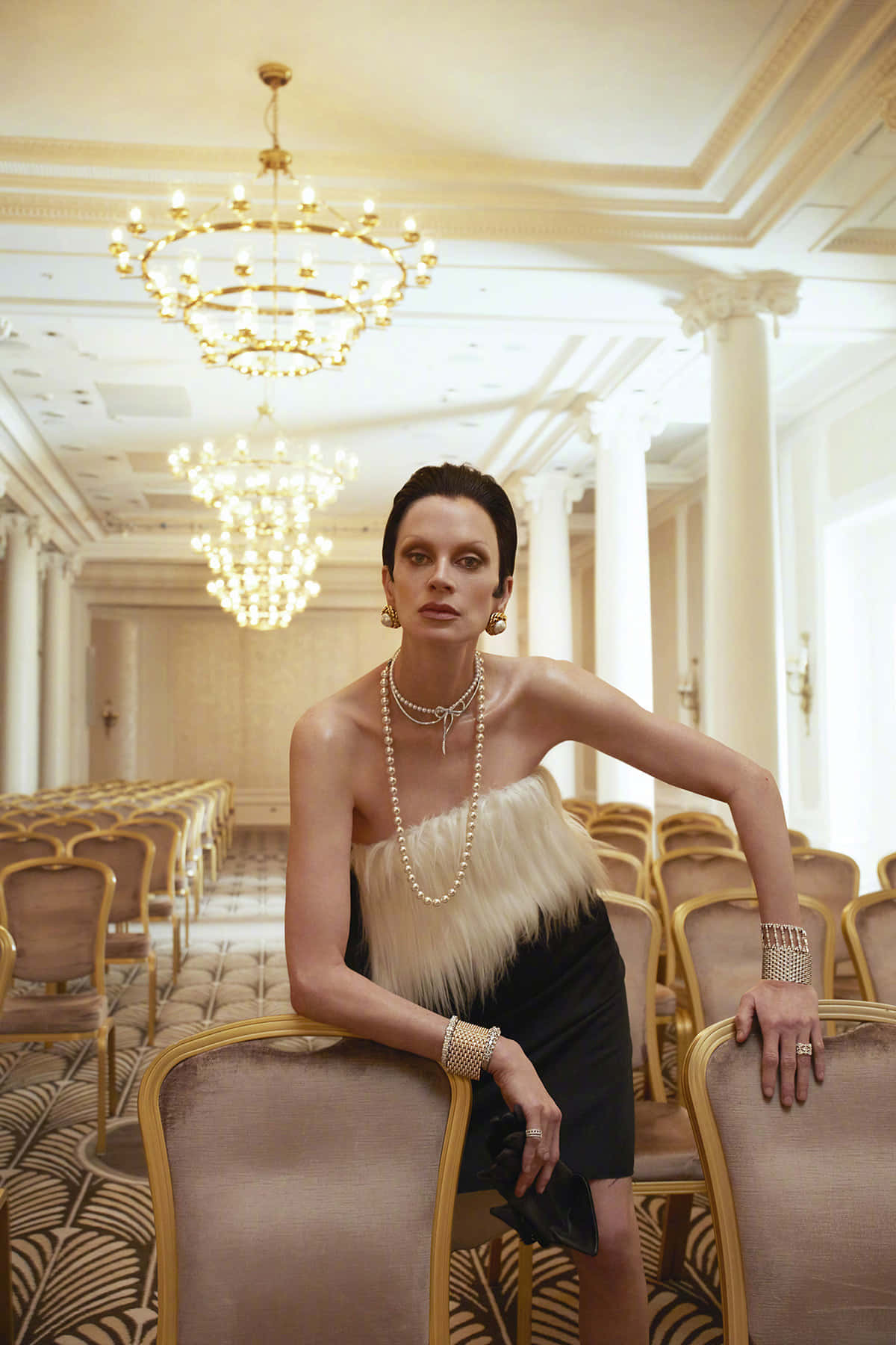 Kristen McMenamy, black and white fur dress, grand hall, HD Phone Wallpaper