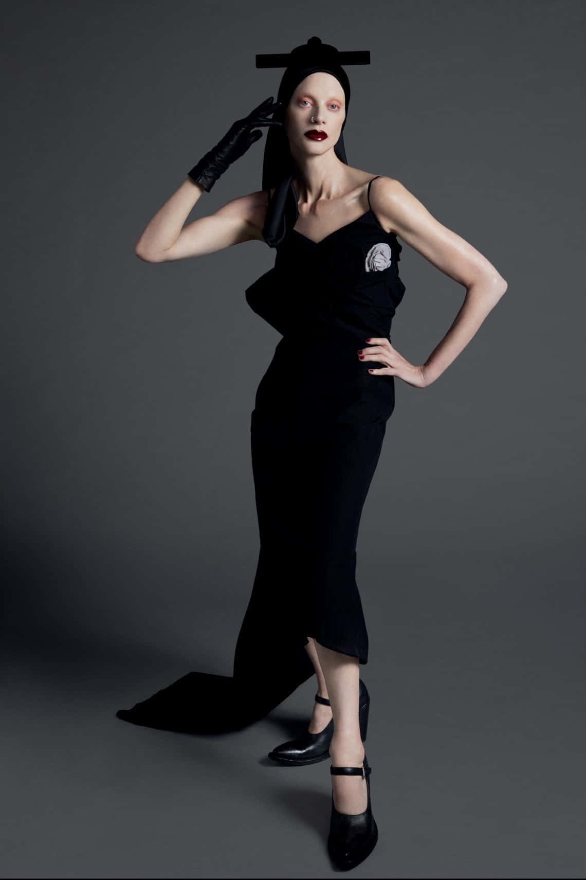 Kristen Mcmenamy, sleek black dress, gloves, HD Phone Wallpaper