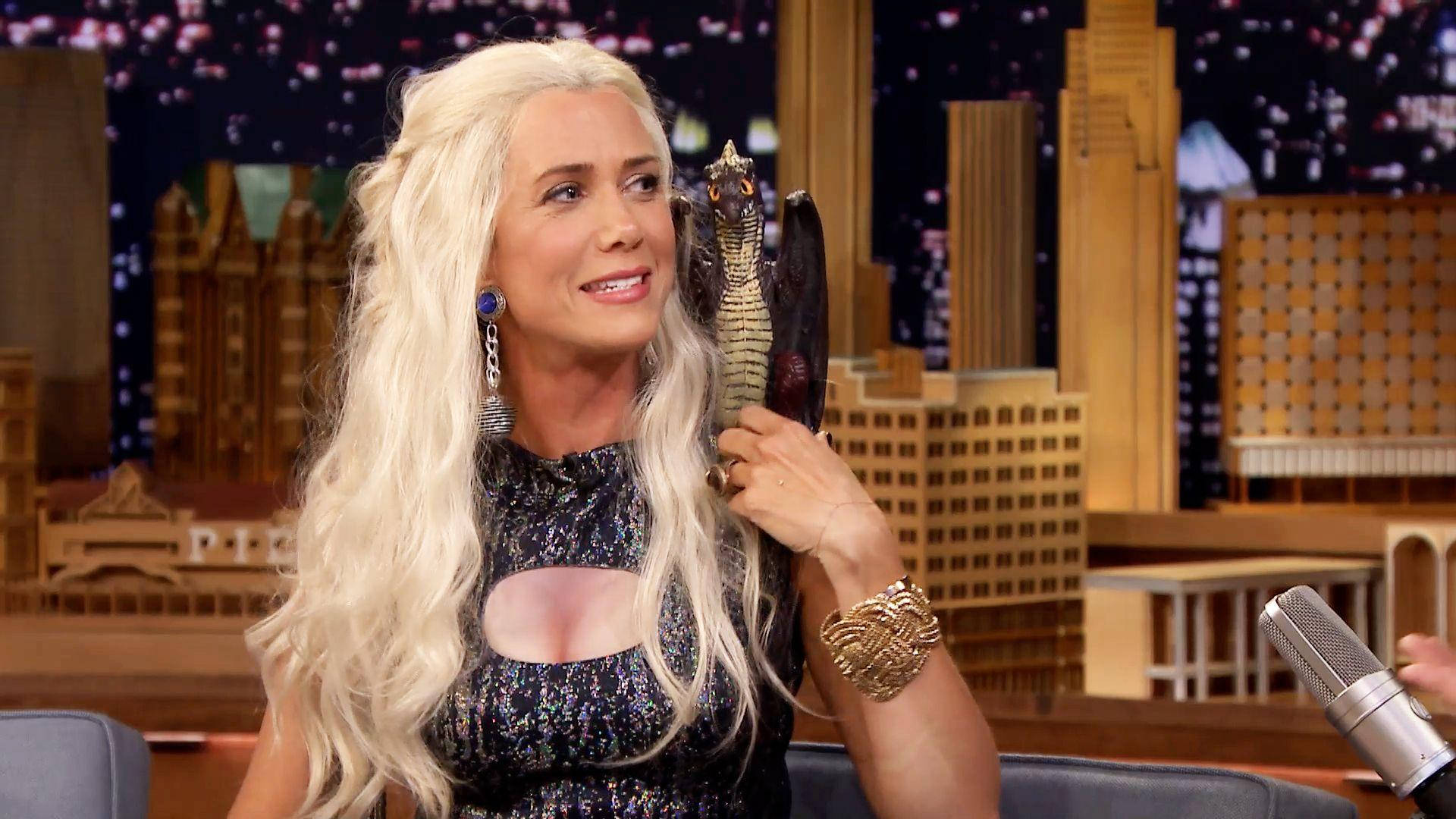 Kristen Wiig, talk show set, city skyline backdrop, Full HD Desktop Wallpaper
